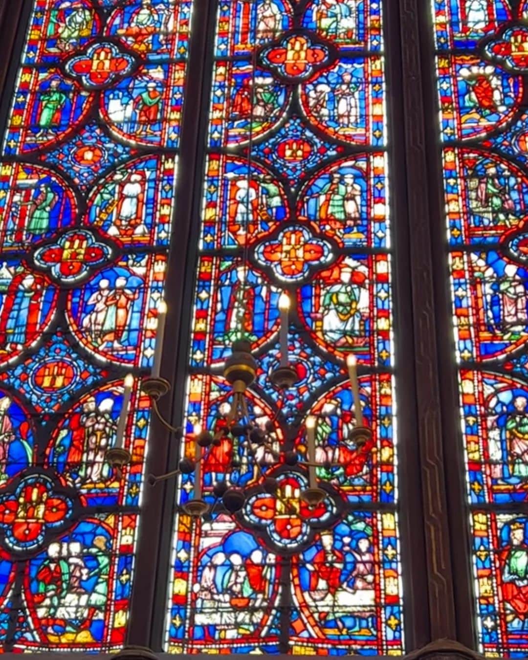 一双麻希 さんのインスタグラム写真 - (一双麻希 Instagram)「圧巻。。パリで最も美しい教会と言われている #サントシャペル教会 。パリ最古のステンドグラス。 現地の方にも、パリに詳しい方にも勧められたこの教会。 これほどに繊細で美しい空間があるなんて。。 全面がステンドグラスで、差し込んでくる鮮やかな光に包まれて、、ずーっと居たくなる場所でした。✨  6枚目は教会から近くの #パリ市庁舎 。 シャボン玉で遊んでる子達が微笑ましかった。😊🫧 7枚目は工事中の #ノートルダム大聖堂 。 次来た時は中に入れますように。😌✨  📍サントシャペル教会 #saintechapelle  📍パリ市庁舎 #hoteldeville  📍ノートルダム大聖堂 #notredame   #パリ旅行 #パリ散歩 #ヨーロッパ旅行 #一人旅 #女子旅  #パリ #パリ観光 #parís #paris #ヨーロッパ旅 #ヨーロッパ旅行 #女子一人旅 #女一人旅 #旅好き #旅好きな人と繋がりたい #旅好き女子 #海外旅行 #フランス #フランス旅行 #山ガール #自然が好き #アウトドア好き #キャンプ女子 #worldtravel #worldtraveler」4月15日 18時16分 - isso_maki315