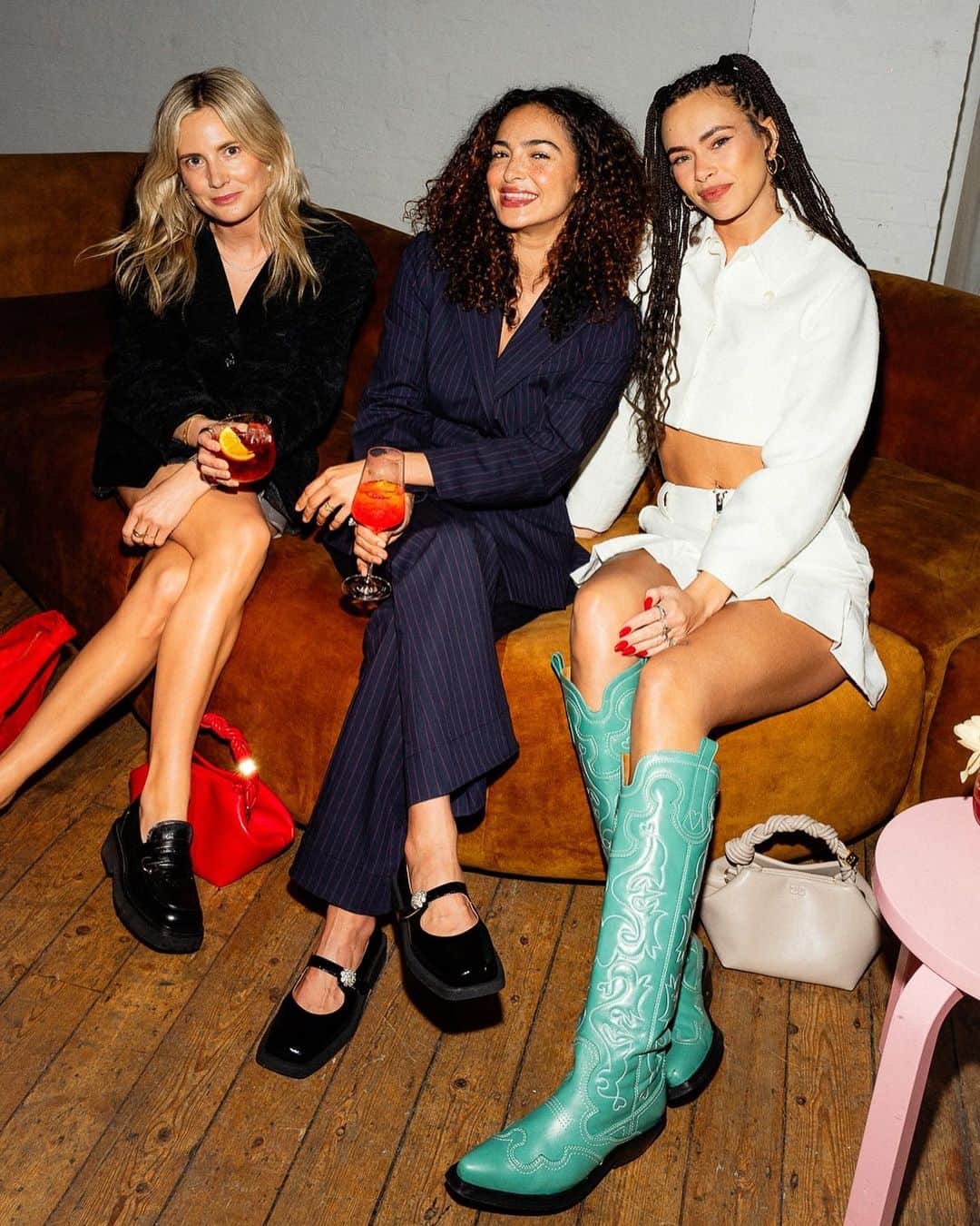 ガンニのインスタグラム：「We celebrated the launch of our new GANNI Bou bag in London 💕🥂 #GANNIGirls」