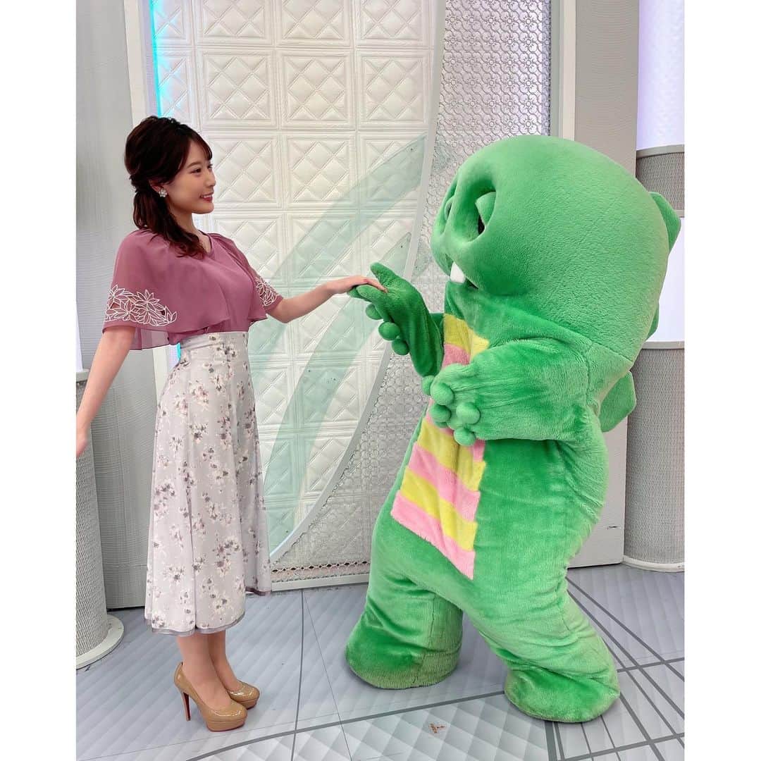 竹俣紅のインスタグラム：「⭐️ ガチャピンリクエストのポーズ (エスコートをしてくれたようです) からの、二人でぺこり。 ⁡ ⁡ 4枚目は、榎並アナカメラ📸 12年ぶりに背負ったランドセルでした。 最近はブラウンが人気なんだそうですね。 お洋服に合わせやすそうです。 ⁡ 私は深緑だったのですが、 みなさんは何色でしたか？ ⁡ ⁡ #イット #ガチャピン」