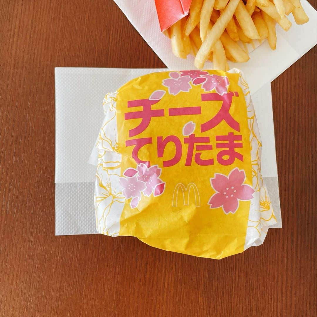 渕上舞さんのインスタグラム写真 - (渕上舞Instagram)「終わる前に食べられて良かった〜！  #マクドナルド  #チーズてりたま #春の味覚」4月15日 18時23分 - mai_nstagram0528