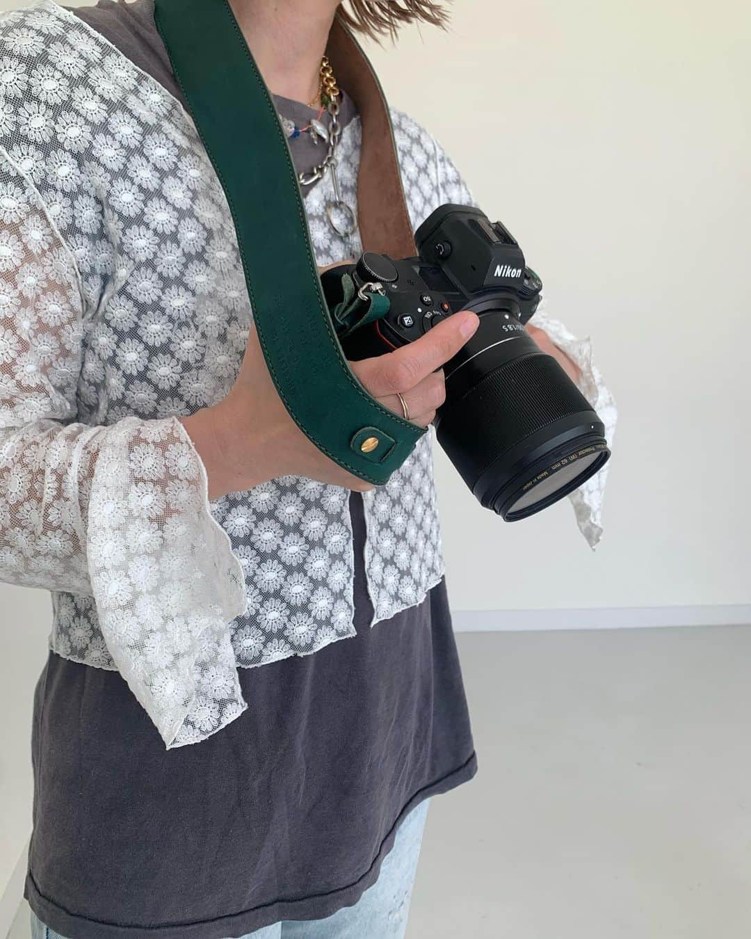 花盛友里のインスタグラム：「コラボストラップのグリーンはこんな感じー！ 内側の茶色がポイント🤍  『冒険者になろう。あなたがいくところどこへでもわたしはそばにいるよ』って文章が入ってるyo!  一つ一つ手作りなのでお届けまでに時間がかかります。ジャケットの上からでも着れるように、そして男性でもつけれるようにちょっと長めだよーんっ。  詳しくは @palnade_camera へ🌈」