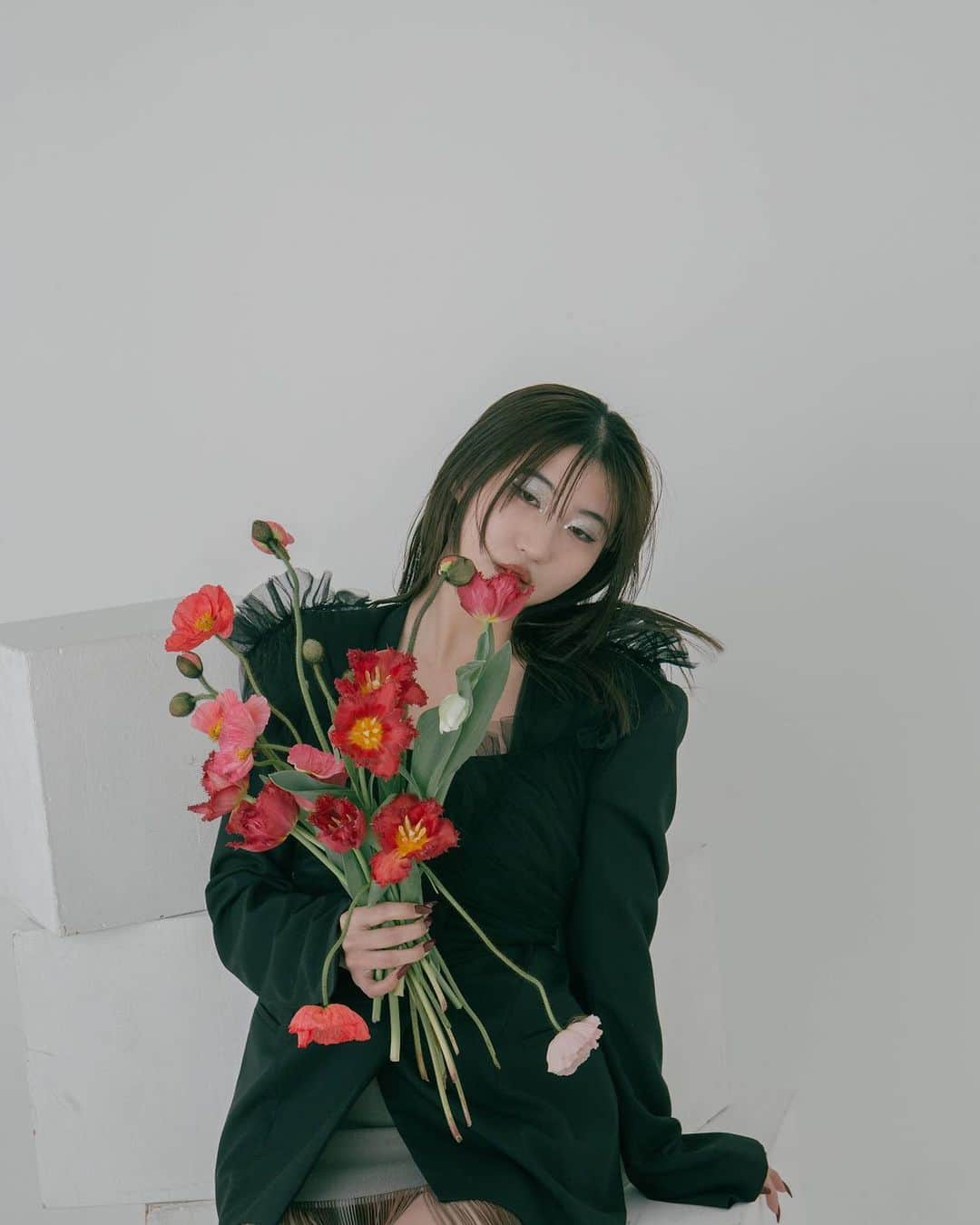 のインスタグラム：「雫🩸  Photo @lily0141  Hair make @hairmake_wako  Stylist @shofurukawa_  Flower @0.03g @_ai.flower_」
