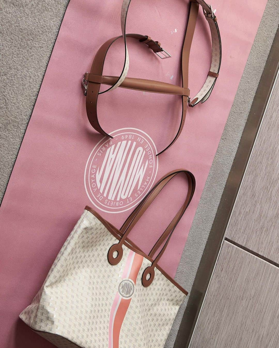 ヒョミン さんのインスタグラム写真 - (ヒョミン Instagram)「#광고 @moynat 🧘🏽‍♀️👝  #moynat」4月15日 18時25分 - hyominnn