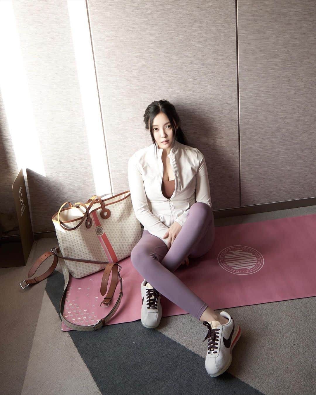 ヒョミン さんのインスタグラム写真 - (ヒョミン Instagram)「#광고 @moynat 🧘🏽‍♀️👝  #moynat」4月15日 18時25分 - hyominnn