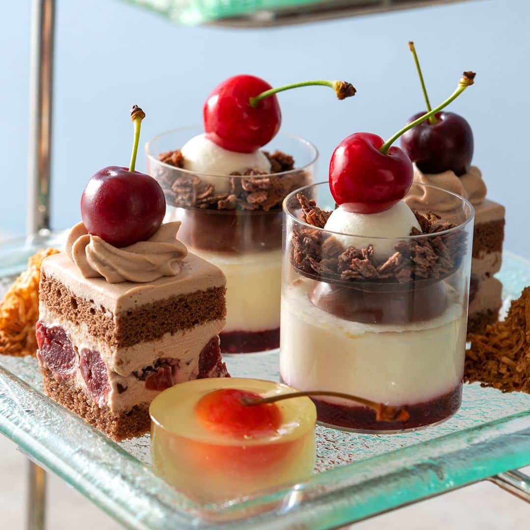 のインスタグラム：「＼🍒ご予約スタート🍒／ ラウンジ＆バー「マリンブルー」では、2023年5月8日より甘酸っぱくてキュートなさくらんぼを用いた「チェリーアフタヌーンティー」を提供いたします。フランス伝統菓子のフォレノワールや層が美しいチェリーパフェも楽しめるスイーツやセイボリーがラインナップ。 ベイフロントならではの絶景が広がる開放的な空間で、至福のひとときをお過ごしください。 🔗 詳細・ご予約はプロフィールリンクよりご覧ください。  #ヨコハマグランドインターコンチネンタルホテル #マリンブルー #チェリーアフタヌーンティー #さくらんぼ #グリオット #アフタヌーンティー #アフタヌーンティー巡り #ヌン活 #アフヌン #ホテルアフタヌーンティー #横浜アフタヌーンティー #インターコンチネンタル横浜 #横浜グランドインターコンチネンタルホテル #横浜ホテル #intercontinentalyokohamagrand #marineblue #afternoontea #afternoonteainyokohama」