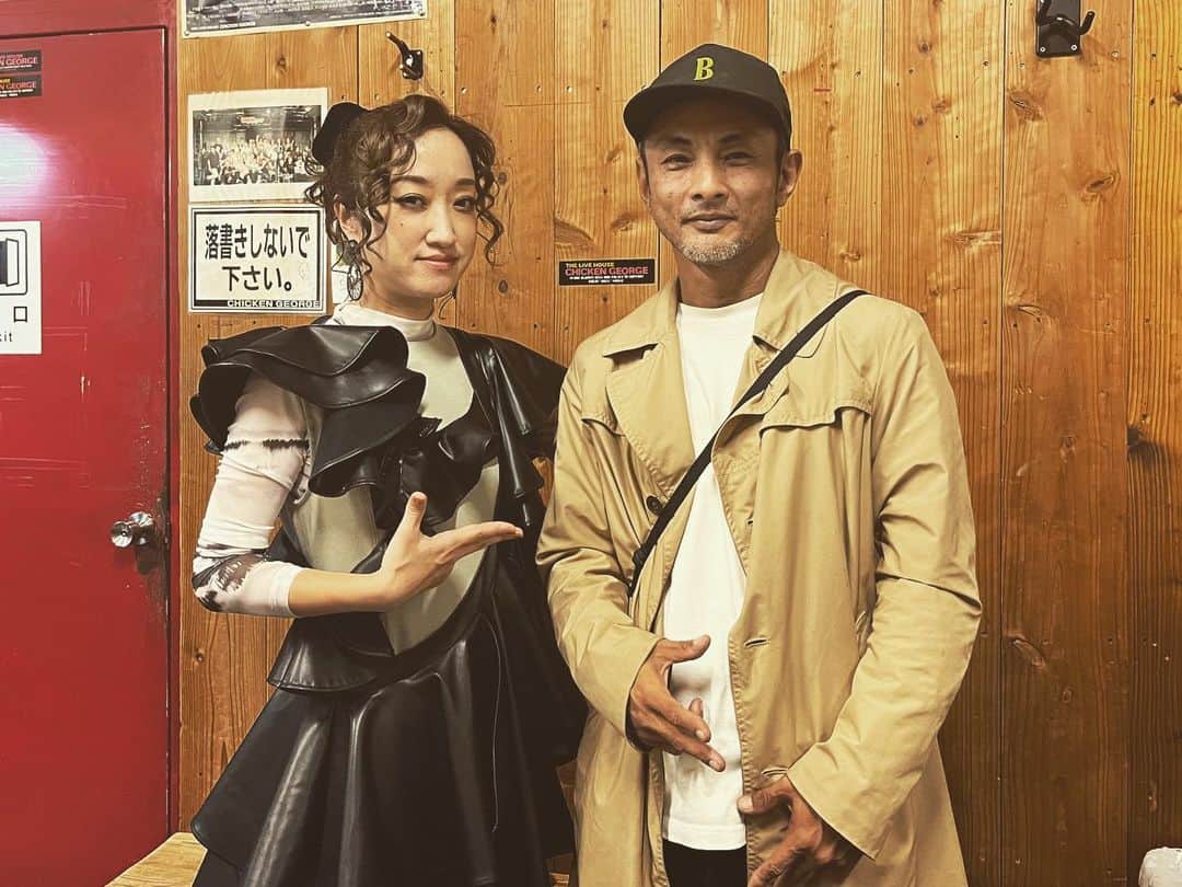 のインスタグラム：「神戸チキンジョージありがとうございましたー！クロちゃんと楽しくやらせてもらいましたー、、がっ  やばい、あっという間すぎて超不完全燃焼です！MCの時間配分間違えました！←そんなもの考えてないくせに あぁもっと言いたいことがあったのに  言いたいことほとんど言えなかった…。 これはリベンジしに行かねば…  MCでも言いましたが！夏にツアーやらせてもらえることになったよー！全国行けるのはな、な、なんと　6年ぶり！  6年！  ピカピカの1年生が、小学校卒業しちゃってるかも！  ていうくらいの長い年月経ったっていうのに  今日のチキンジョージもだけど、足を運んで聴きに来てくれる皆様ありがとう〜！  ちなみに6月14日には新曲配信！  色々追っつかねえわ！ ていう方も、連れて行くよ！  ガッツリ🌞  詳細はお待ち下さい。  【TOUR】  全国8箇所を巡る6年ぶりのツアー！  『lecca say hello tour 2023〜 夏休みだから会いに行きます』 7月2日(日) 仙台・Rensa  7月9日(日) 福岡・DRUM LOGOS  7月22日(土) 神戸・CHICKEN GEORGE  8月3日(木) 名古屋・CLUB QUATTRO  8月5日(土) 札幌・PENNY LANE24 8月11日(金•祝) 渋谷・WWWX　 8月25日(金) 大阪・BIG CAT 8月27日(日) 広島 CLUB QUATTRO」