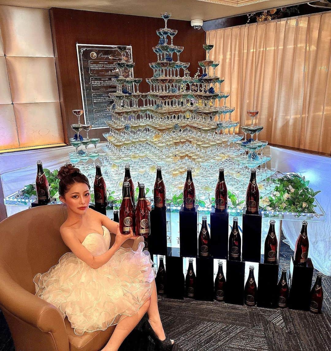 NANOのインスタグラム：「バースデーイベント2日間お越し頂いたお客様　同業様 沢山飲んでくれた女の子 忙しい中何にも気にしないで頑張ってねって側にいてくれた @rin_suzune1216 😌 最初から最後まで面倒見てくれたエリナ姉さん☺️ @erina.0329  準備から何から何まで動いてくれたキンクイの黒服さん。 どうなる事かと思いましたが 皆様のおかげで2日間無事に迎え無事に終える事が出来ました❤️ 本当に感謝致します😊💗😊  1日目のダジャンロゼタワーありがとう💗💛💚🤍🫶 4月後祝いお待ちしてます🫥  #歌舞伎町 #歌舞伎 #キャバ嬢  #誕生日」
