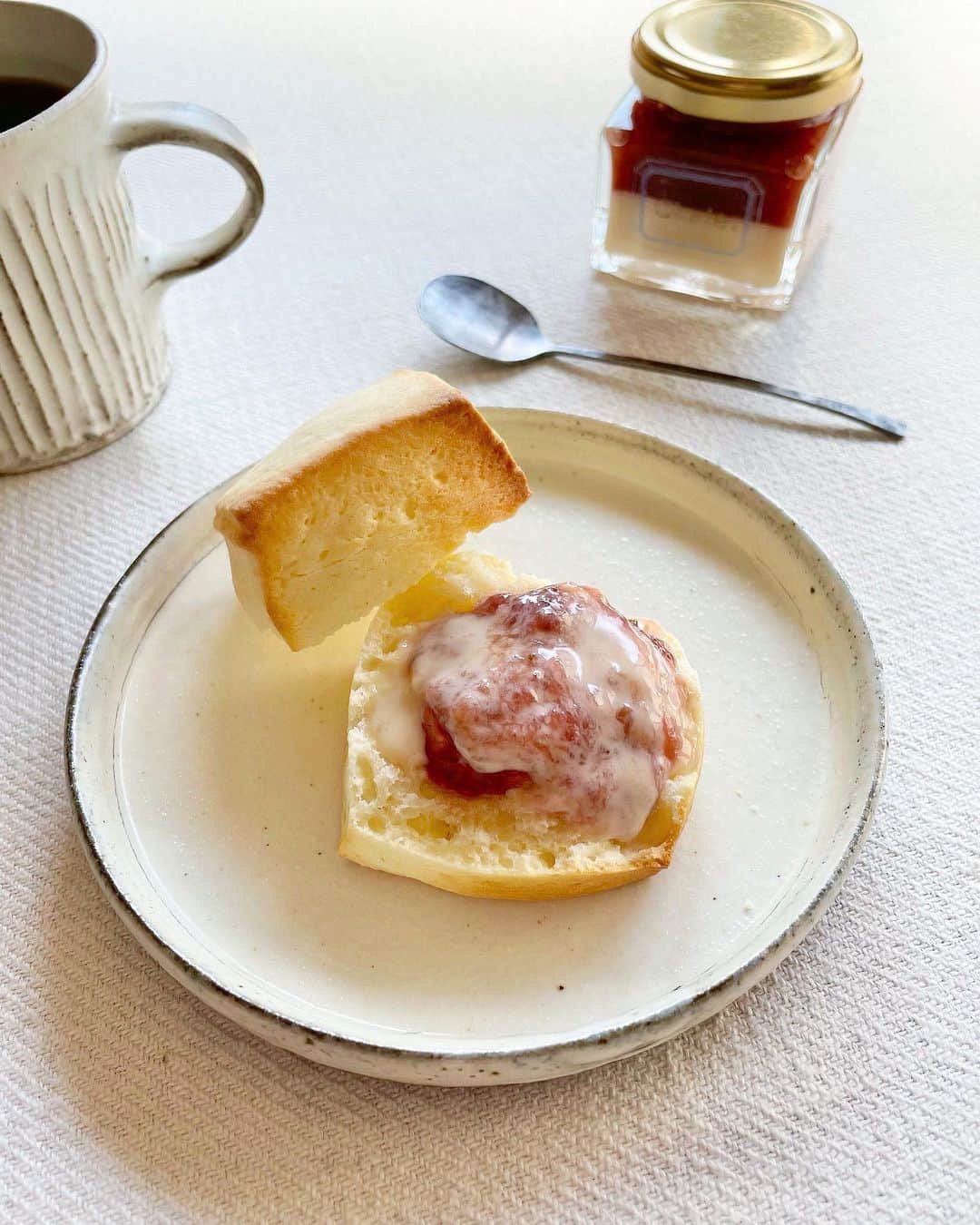 uneclefのインスタグラム：「⁡ ⁡ ◇ Clarte. “いちごとミルクの二層ジャム” ＆ uneclefの焼き菓子set  ⁡ ⁡ 埼玉県久喜産のいちごと鴻巣産大沢牛乳を使用して作られたミルクジャムです。 鴻巣産大沢牛乳は、生産牧場から原料乳をタンクローリーで直接輸送するので鮮度がよく、牧場からの原料乳をそのまま直接処理する無調整乳なので乳質が優れています。 素材にこだわったClarte.さんのジャムをuneclefのスコーンとご一緒にどうぞ。 ⁡ ⁡ ⁡ こんばんは。 本日15日（土）21：00よりonlineshopにて、次回発送のパンset、焼き菓子setを販売致します。 onlineshopに追加致しましたので、ごゆっくりご覧ください。 ⁡ ⁡ ◇ Clarte. “いちごとミルクの二層ジャム” ＆ uneclefの焼き菓子set  ◇ 黒糖胡桃のスコーン＆レモンケーキset ◇ uneclefのパンset ⁡ ⁡ onlineshopは、instagram TOPのリンクから お越しいただけます。 どうぞ、よろしくお願い致します。  @uneclef」