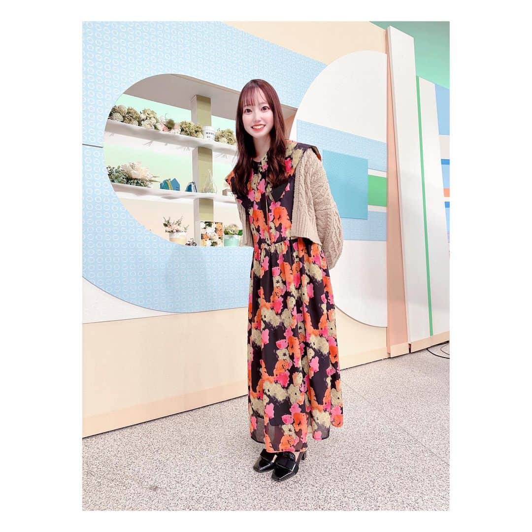 石井奏美のインスタグラム：「今日のシアワセ気分の衣装は 華やかなワンピースでした👗  onepiece : ENICA (@enica_official ) cardigan :COCODEAL(@cocodeal_official ) 私物  衣装提供 : RADICA高松(@radica_takamatsu )  ワンピースは夏にかけて 着られるノースリーブ🌺  襟が大きめで、 今の時期は カーディガンを合わせると より目立って可愛かったです💡  自分では中々こういった ビビットな色合いに 挑戦できていなかったのですが 社内での褒められ率が 高かったので、 これからのファッションにも 取り入れていけたらなと思いました💡  今日も1日お疲れ様でした💐🧸  #岡山#香川#アナウンサー #アナウンサー衣装#衣装#fashion#ootd」
