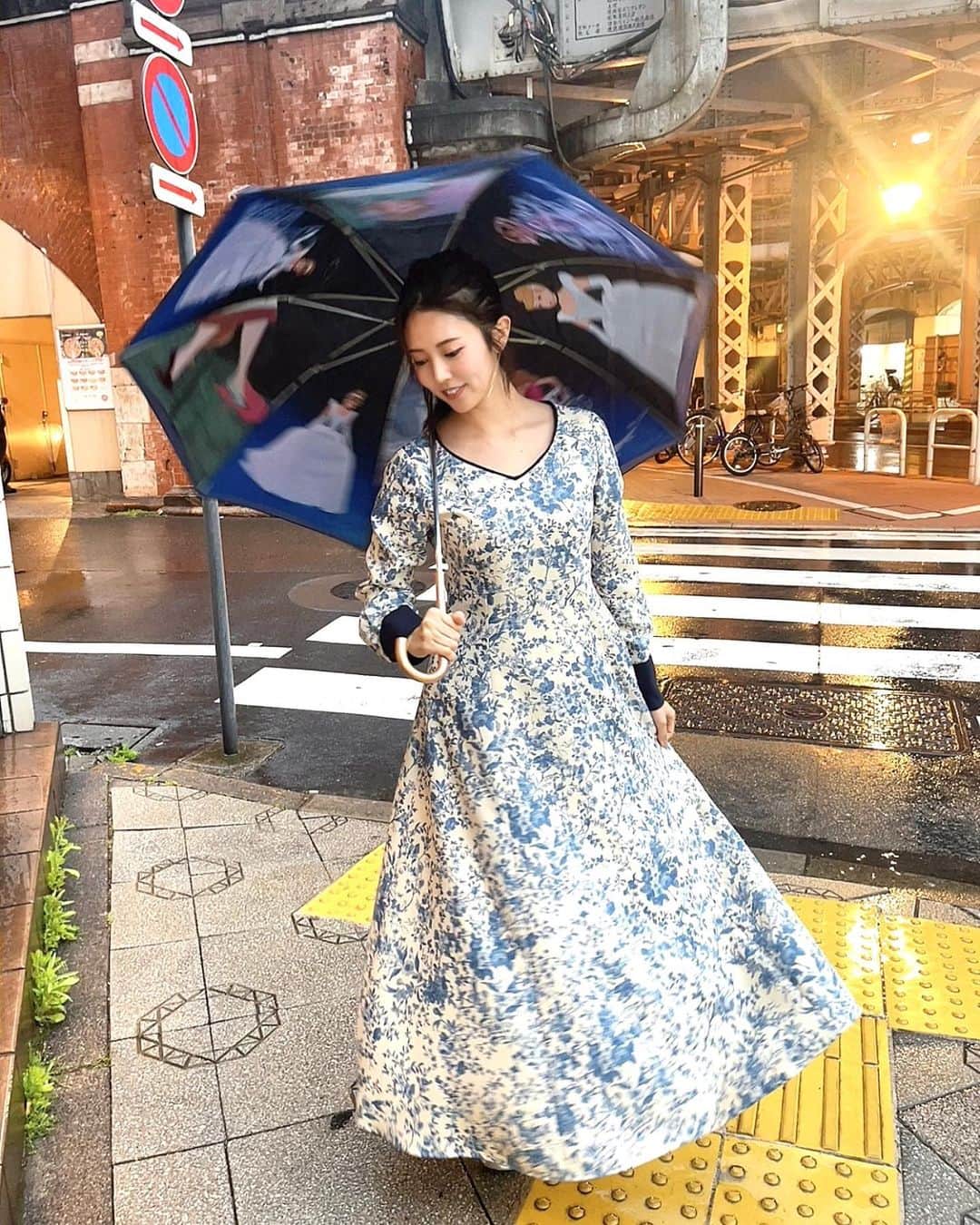 白川理桜さんのインスタグラム写真 - (白川理桜Instagram)「あいにくの雨だけどかわいい服と傘でテンション上げてく☔️✨ たくさん質問いただいたのですぐアップ！ シンディが可愛く撮ってくれました😆 みんなに会った時も褒めてもらって嬉しかった  @taha_official_store さんの走れるドレス‎🤍 ラインも綺麗に見えて可愛いんだぁ！ これから雨の日多くなるかもだけど楽しくがんばろー！ ⁡ #雨の日 #rainyday #傘 #umbrella  #ドレス #ootd #バチェラー #バチェラー4」4月15日 18時48分 - srkwrio