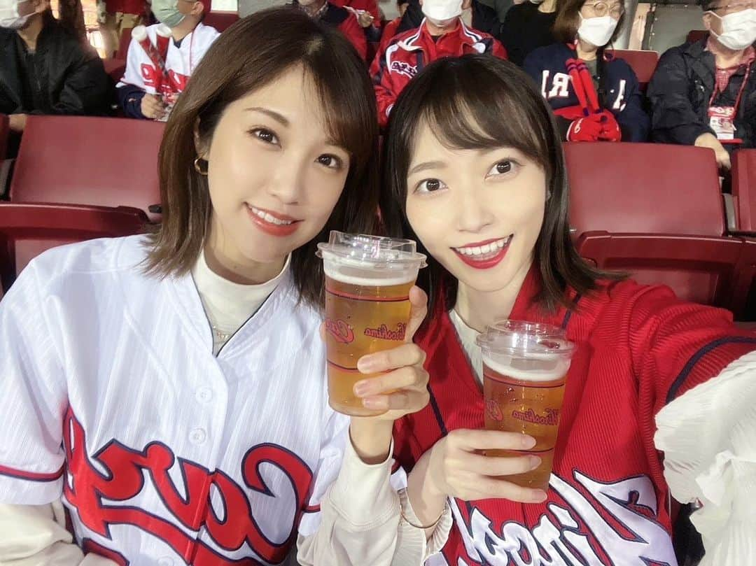 末井櫻子のインスタグラム：「こいほー🎏 ． ． 雨の中、ホーム2連勝⚾️✨ 今日はお出掛けから帰ってちょうどサヨナラのところだけ見れた😭 ． ． 昨日は真帆さんと今季初観戦に行ってきました🏟 久しぶりの声出し応援に感動した🥹✨ ． ． ． 因みに真帆さんは初めてのマツダスタジアムとのこと🙊❤︎ また一人かわいいカープ女子が増えて嬉しいっ🫶🏻笑」