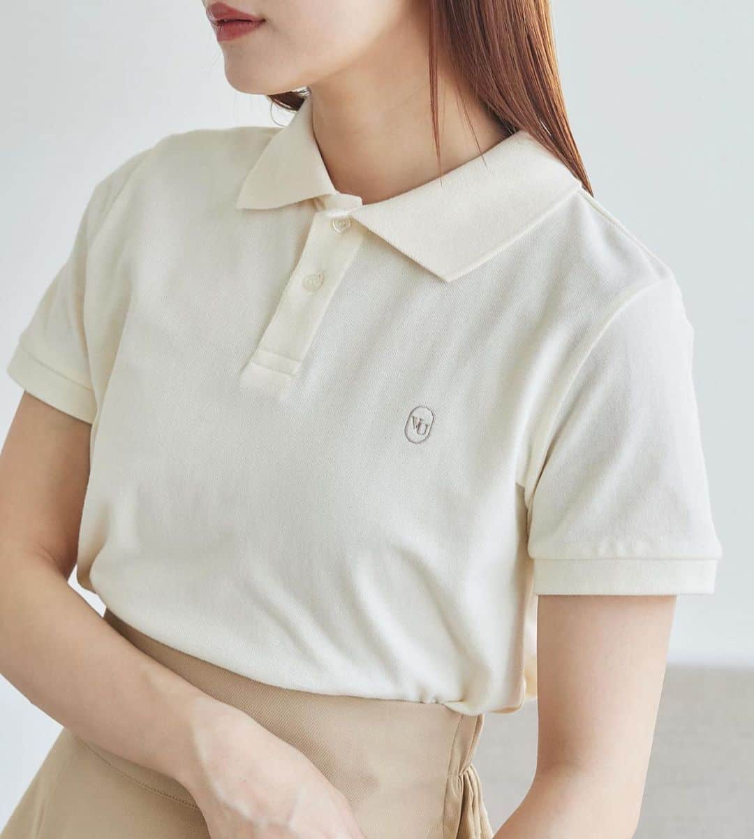 Vannie Officialのインスタグラム：「【 4.19 NEW ARRIVAL 】  左胸にワンポイント刺繡のあるポロシャツ✨  ベーシックなアイボリーは微配色のベージュ刺繡。  トレンドのブルーはアクセントカラーのレッド刺繡。  ブランド人気のピンクは馴染みの良いアイボリー刺繡。  ボトムを選ばないコンパクトなサイジングと なっております◎  🏷️ ロゴポロシャツ 　　white | blue | pink / ¥2,960    　▶︎ 4/19  19:00  release…  #zozoでしか買えない #vannie_u #ヴァニーユー」