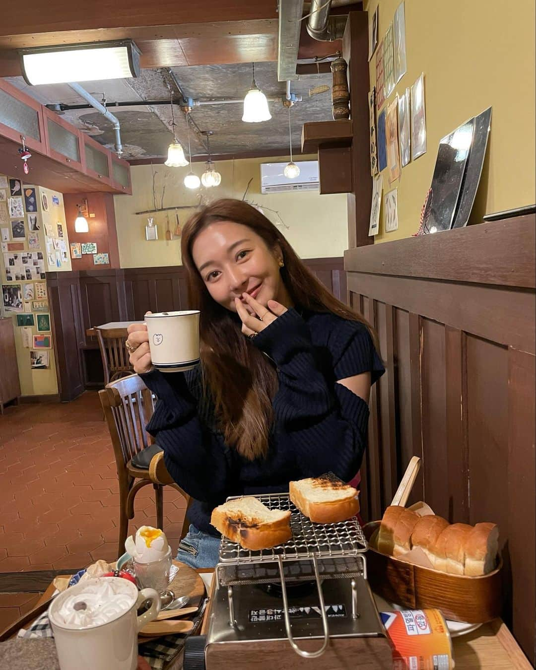 川上愛のインスタグラム：「弘大でモーニング🍞 自分でパン焼くお店、楽しかった！💓  @moment___coffee   #seoul #hongdae #hongdaecafe #korea #홍대　#홍대카페 #弘大 #弘大カフェ」