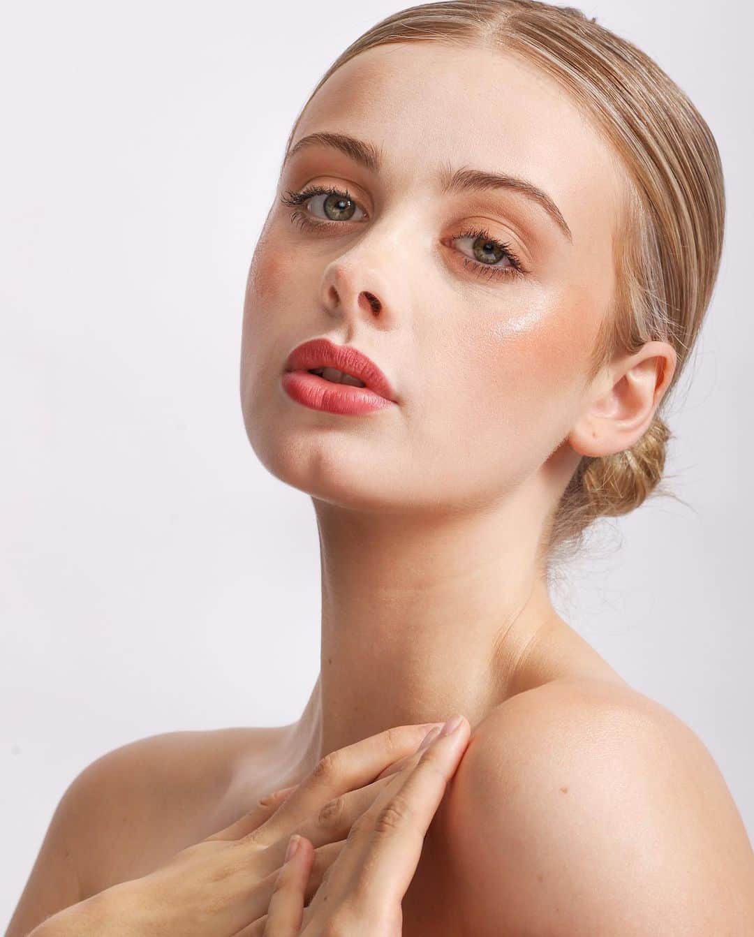 Indi Woollardさんのインスタグラム写真 - (Indi WoollardInstagram)「SIMPLE BEAUTY 👜 Sometimes it’s just about making that light dance, and work it’s magic. 🪄   A fun test shoot with Model @indiawoollard and HMUA @makeupartist.helen #shotbycarlz and also, Happy 60th Birthday to one of my all time favourite designers, @themarcjacobs #marcjacobs #themarcjacobs」4月15日 19時10分 - indiawoollard