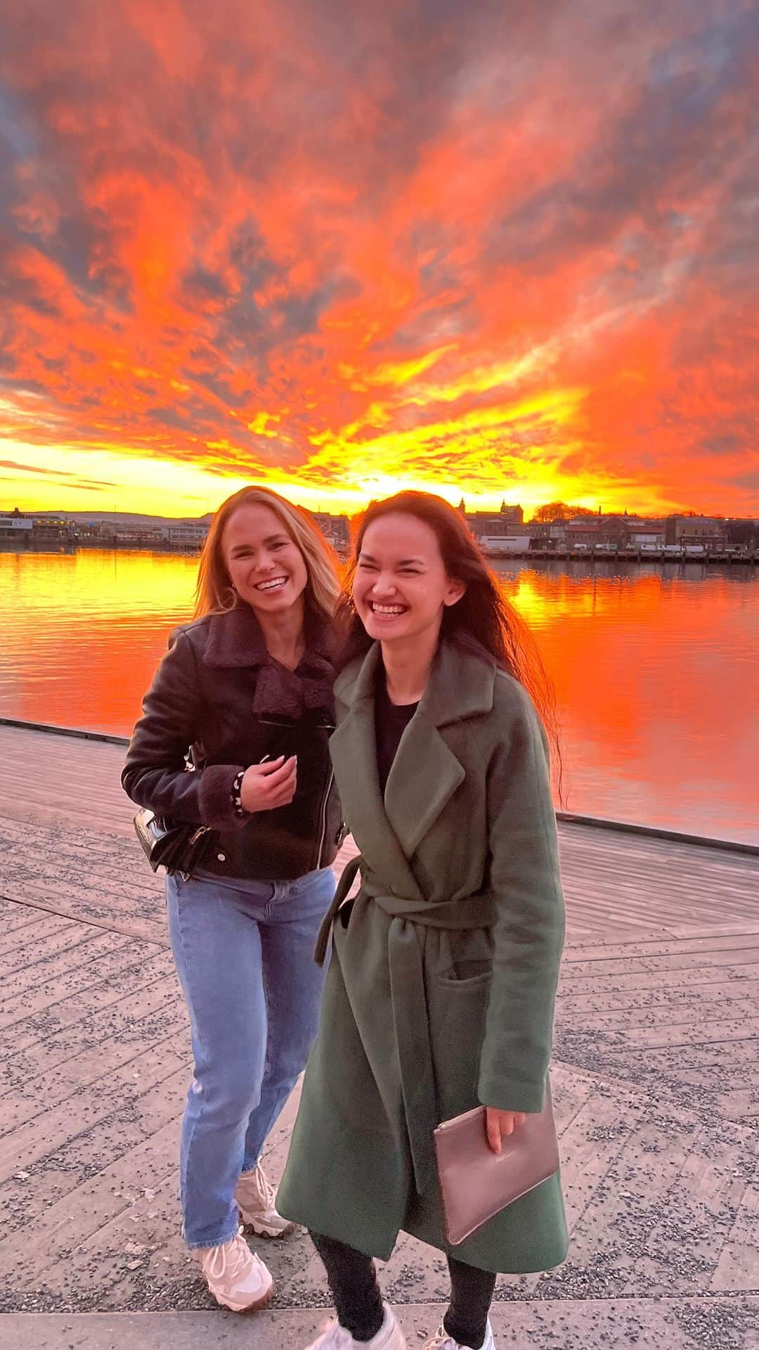 カミラ・ヤシェムのインスタグラム：「Cotton candy skies and sunsets #oslo 💗」