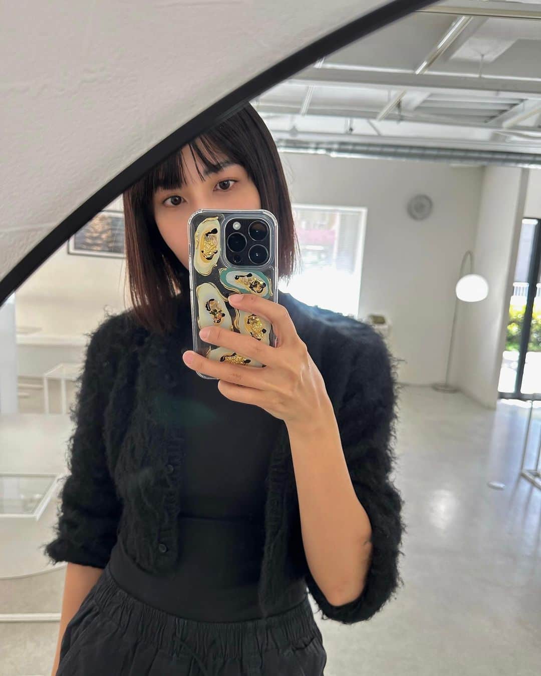 Lisaのインスタグラム：「⁡ ものすごくお気に入りのiPhoneケース🥺🫶🏻 おしゃれすぎてずっと見てしまうくらいお気に入り🥹 一つ一つ手作業で描いてるらしい🥹💓すごい🥹 今日から4/25まで受注会を行うそうです！ いつでも買えるわけじゃないので是非是非覗いてみてください☺️💓 ⁡ 他にも可愛すぎるデザインが多すぎてほんとにどれにするか迷いました😭😭 私黒のiPhoneなので、背景を白に変えられるシールも販売してたり、衝撃ケースも対応。 私は落とすと嫌なので今回は衝撃ケースに。 黒も可愛いけど白背景でも可愛いからまた白にするシール買おう〜🤍🩶 ⁡ ほんとにおしゃれでかわいくておすすめです❤️ 素敵なケースありがとうございました🥹🥹🫶🏻🩵 ⁡ #vilie#ヴィリエ#iPhonecase#アイフォンケース#スマホケース#アクリル絵の具#アクリル絵の具アート#ハンドメイド#ニュアンスアート #PR」