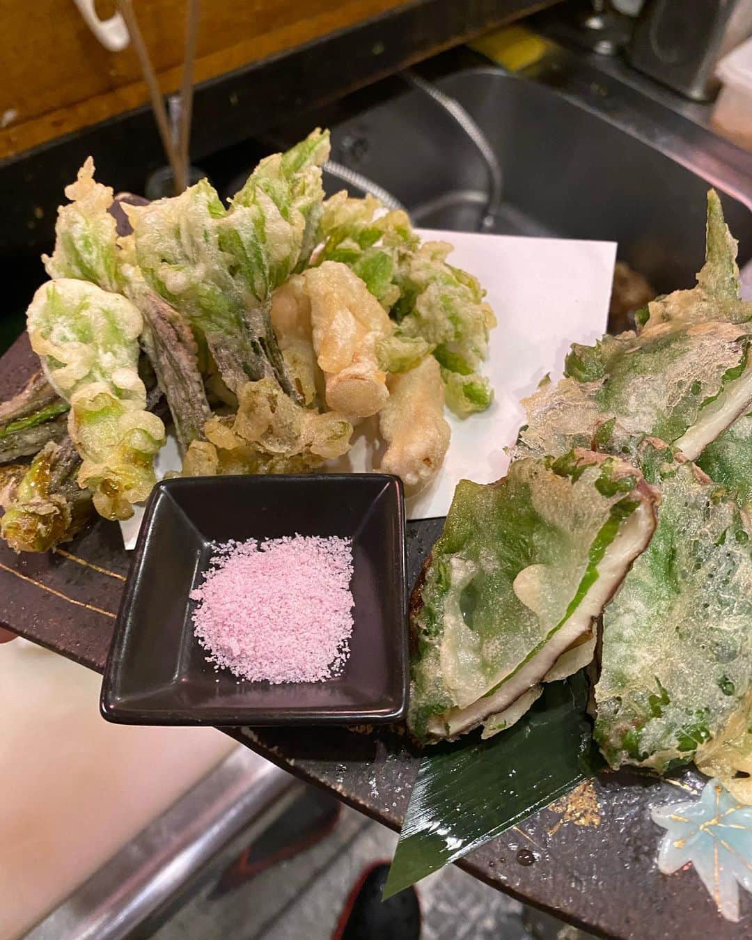 沖縄ダイニングゆんたくのインスタグラム：「はいさい！！ いやー雨や風が吹き荒れる中 体調大丈夫です？  コシアブラと 生椎茸の 天ぷら  今季節です」  めんそーる」