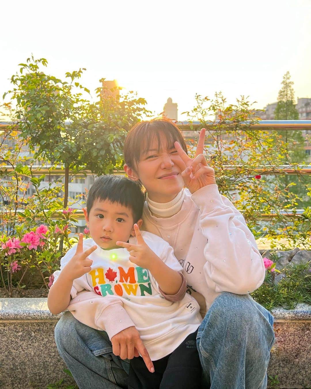 Elva Niのインスタグラム：「獨自帶2歲5個月的寶寶旅行 只能說 比我想像中輕鬆很多！ 飛機還沒起飛就睡著，直到臨降落半小時才起(還是因為要打開窗板太亮) 出門吃飯選擇也比1歲的時候好很多 (有些菜我還是會幫他拿碗滾水過一過再吃) 睡覺可以黏著媽媽所以nap time和夜晚都睡的超好 一週的旅行覺得是百分百quality親子時間 這次弟弟和爸爸在家共渡時光 哥哥和媽咪在外面逍遙快活 因為弟弟還太小4個多月真的不敢帶出門旅行 回程的飛機上收到一包糖果 原來在我後兩排有一個五個月的寶寶 他媽媽特地準備了超多的糖果和耳塞希望大家見諒 其實那個bb也很厲害只有起飛和降落的時間小哭了一下 但完全能理解那個媽媽的心情 雖然很想暑假帶兩個寶寶一起飛多倫多 但一想到15個小時的飛機 弟弟如果崩潰我也會崩潰😂 然後就完全被打退堂鼓 歡迎大家分享你們帶小寶搭飛機的絕招📔 #travelwithelva」