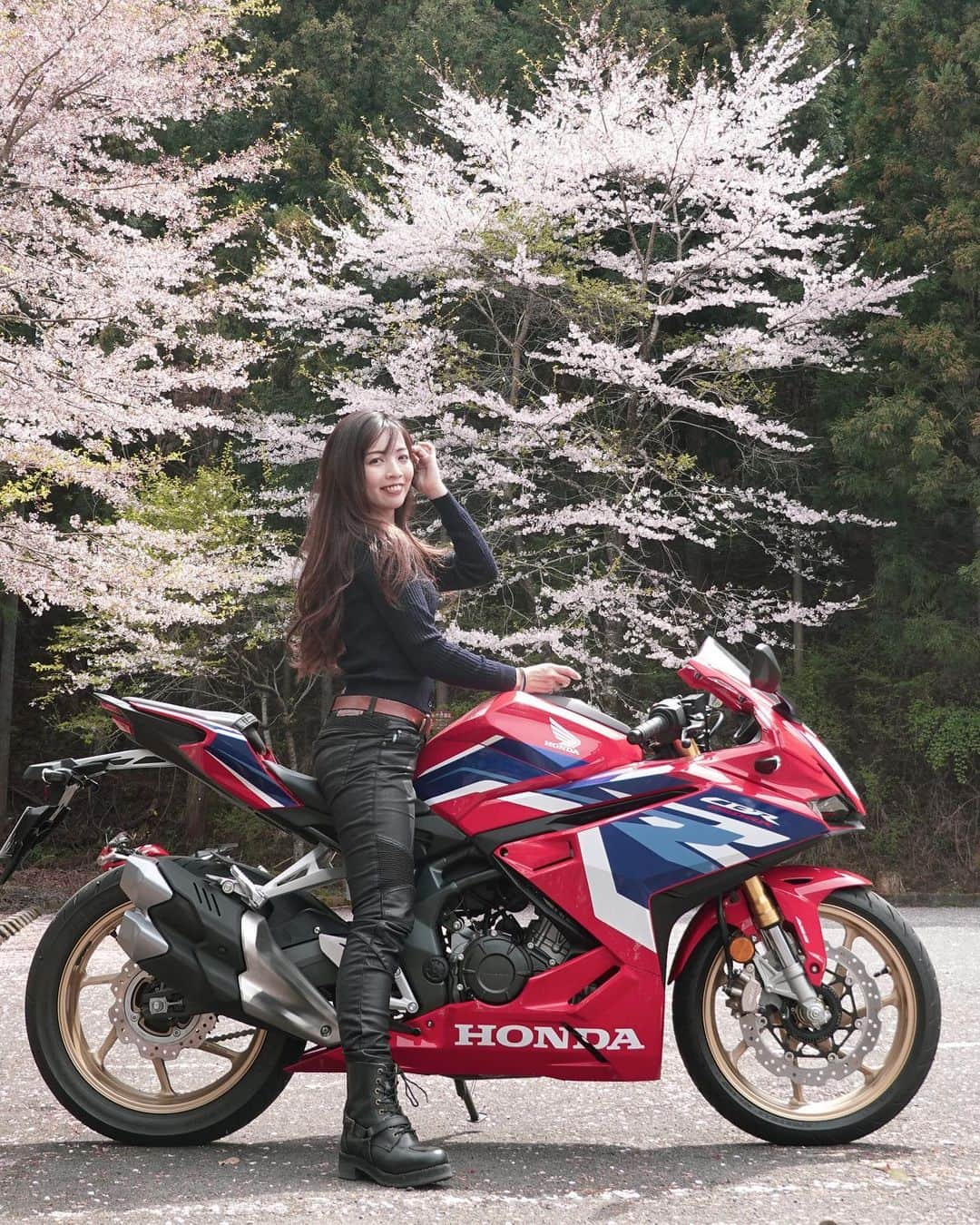 Rurikoのインスタグラム：「. . 久しぶりのインプレ動画公開しました！ HONDA CBR250RR 2023モデルです✨ 以前に乗ったとき、楽しすぎた記憶だったので 今回はどうなのかな〜と楽しみにしてました！ . うん、やっぱり好き🤤 . . Youtube channel : ruriko_675 . . #honda #ホンダ #ホンダバイク #cbr250rr #cbr  #mototeka #girlsbiker  #2wheellovers #wheelietime  #bikersofinstagram  #instamotorcycle #uglybros #motorcyclephotography  #supersportbikes  #bike_japan #motorcyclegirl #バイク女子  #バイクのある風景」