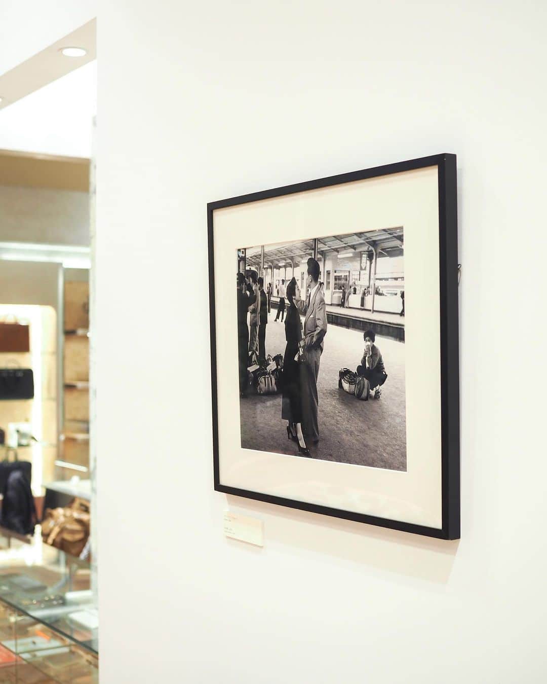吉田カバン 表参道さんのインスタグラム写真 - (吉田カバン 表参道Instagram)「. "Magnum Photos"  Robert Capa 「東京駅」(1954) price：JPY ¥385,000-（tax included） Ed：Open  PORTER TOKYOでは1947年にパリで設立された世界的な写真家集団「マグナム・フォト」の写真を展示しています。  アメリカ人写真家「Robert Capa（ロバート・キャパ）」の「東京駅」と題された1枚を八重洲という土地にちなんでセレクトしています。 こちらの写真はロバート・キャパが1954年に初めて日本に訪れた際に東京駅のホームで撮影されました。貧しい時代の中でも上品なカップル、ボストンバッグの列、しゃがみこむ中年の女性、それぞれの対比を捉えた貴重な1枚です。この写真を撮影した翌月に、日本から向かったインドシナ戦争で戦死したという逸話も伝えられています。  マグナム・フォトとは 1947年に数多くの著名な写真を撮影した報道写真家ロバート・キャパ、 アンリ・カルティエ＝ブレッソン、 ジョージ・ロジャー、 デビッド・シーモアらにより、 写真家の権利と自由を守り、 主張することを目的としてパリにて設立されました。 2023年現在、 正会員は50名を越え、 ドキュメンタリー・広告・ファッション・ワークショップ・アートなど様々な分野でグローバルな活動を続けています。  ※写真の取扱いについての詳細は店舗までお問い合わせください。  #yoshidakaban #porter #luggagelabel #potr #porteryoshida #madeinjapan #japan #heartandsoulintoeverystitch #porterflagshipstore #omotesando #tokyo #osaka #magnumphotos #magnum #photos #robertcapa #tokyo #station #1954 #吉田カバン #ポーター #日本製 #一針入魂」4月15日 19時15分 - porter_flagship_store