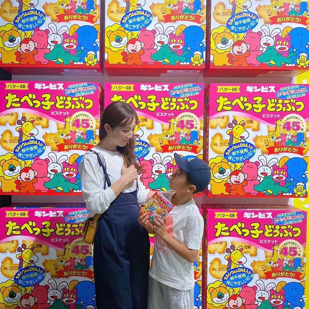 大谷朋子さんのインスタグラム写真 - (大谷朋子Instagram)「♡ * 「たべっ子どうぶつ」🦁🐰 美味しいですよね〜昔から大好き！！ 箱の裏見ながらビスケット食べるのは今の子も一緒かな♡ * そんなたべっ子どうぶつのイベント 『たべっ子どうぶつLAND』が東京ドームシティ Gallery AaMoにて開催されていると聞き、早速行って来ました♪ * 生誕45周年ということで、 歴史を知ることができるパネル展示があったり、 たべっ子どうぶつの世界観をリアルに体験できるデジタルアトラクションがあったり、パッケージに入って楽しめるフォトスポットなどもありました。 * コンセプトカフェ『たべっ子どうぶつスタンドOmotesando』では、かわいいどうぶつをモチーフにしたメニューがいただけます🥤 （ハンバーガーセットやドーナッツ、どうぶつケーキなど🐰） * キャラクターグリーティングでは、 ワニさんに会えました🐊 一緒に写真も撮れます！ （パッケージにはいるのにビスケット化されていないどうぶつ！） * ブランド過去最多56種のどうぶつのグッズ販売もあったり、たべっ子どうぶつの世界を楽しみ尽くせるイベントでした♡ (チケットはなくてもグッズは買えます🦁) * 小学生以下は入場無料！ 2023年3月18日（土）～5月14日（日）まで開催されているので、たべっ子どうぶつファンの方ぜひ♪ 平日の16時以降が空いているのでおすすめです！ * * @ginbis_tabekko_official  #たべっ子どうぶつ #たべっ子どうぶつLAND  #たべっ子どうぶつpr #期間限定イベント #ギンビス #子供とおでかけ #東京ドームシティ」4月15日 19時15分 - tomoko_ohtani