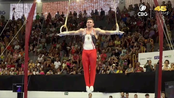 のインスタグラム：「É o CARA, não tem jeito! Nosso eterno campeão olímpico Arthur Zanetti levou a melhor na final de argolas! 👑  🥇Arthur Zanetti (14.500) - AGITH/SP 🥈Caio Souza (14.433) - MTC/BH 🥉Gustavo Pereira (13.767) - MTC/BH  Parabéns meninos! Parabéns treinadores!  Cês são demais! 💪🏼💪🏼💪🏼  🎥 TV CBG  #LoteriasCAIXA @loteriascaixaoficial #PreventSenior #Estacio @preventsenior @newonoficial」