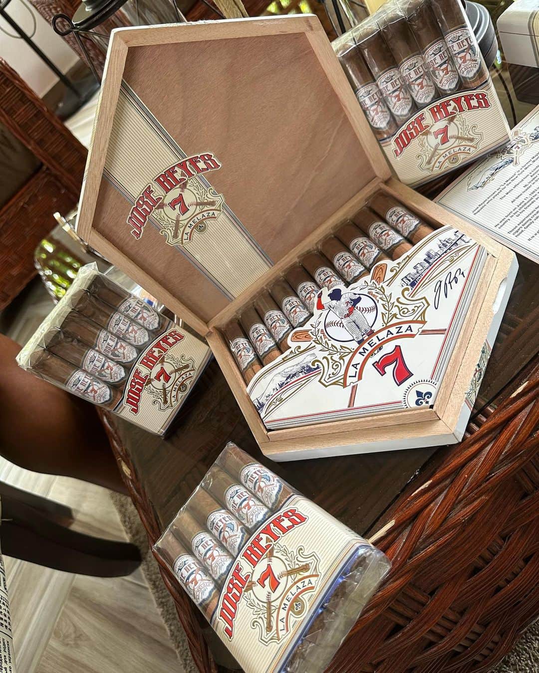 ホセ・レイエスのインスタグラム：「http://www.majorleaguecigars.com」