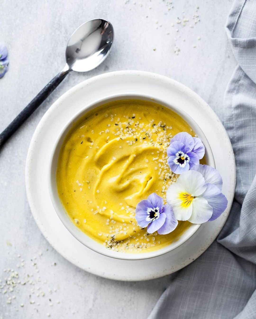 Vitamix Global Headquarters Real foodのインスタグラム：「Spring-Inspired Smoothies perfect for warmer weather 🌸 • 🌼 Superfood Morning Smoothie Bowl🌼  2 cups (480 ml) mango nectar 2 cups (300 g) frozen mango chunks 1 piece (5 g) fresh ginger root, 1/4" slice 1 Tablespoon coconut oil 3 Tablespoons (45 g) flaxseed oil 1/4 cups (20 g) hemp seeds 1 Tablespoon matcha green tea powder • 🍓 Strawberry Apple Citrus Ginger Smoothie 🍓  2 medium (175 g) oranges, peeled and halved 2 medium (240 g) honeycrisp apples (or similar apple), quartered 1 slice lime, 1/4" thick 1 piece (6 g) fresh ginger root, with skin, washed well 3 cups (450 g) frozen strawberries • #vitamix #myvitamix #article #spring #smoothies #vegan #wholefoods」