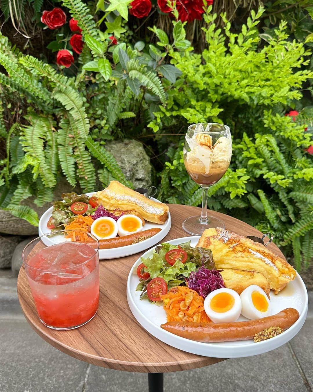 のインスタグラム：「4/1 表参道にopen🍓@i2.cafe   am8時からOpenしてて店内も🐶がokなの！ フレンチトースト、ふわとろだった🫨🌸  朝からこんなモーニングが食べれて 幸せだったなぁ🤍このメニューは11時までで それ以外は5枚目に載せたメニューです🫶  ストロベリー🍓エイドはナタデココが入ってて 大好きな味だった🫨🍓🤭  ぜひ行ってみてね~🌈🌸  📍南青山3-9-1  #表参道カフェ #モーニングカフェ #モーニング #渋谷カフェ　#ドッグカフェ」