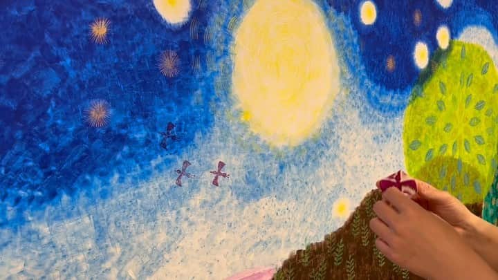 津久井智子のインスタグラム：「あっという間に残すところあと1日です。 ライブペイントはほぼ完成◎ 小中学生のみなさんがたくさん手伝ってくれました☺️ 明日の昼くらいには完成予定です！」