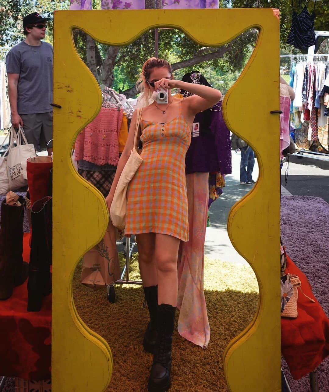 AMIのインスタグラム：「🧡🌞👼🌈 @rosebowl_fleamarket」