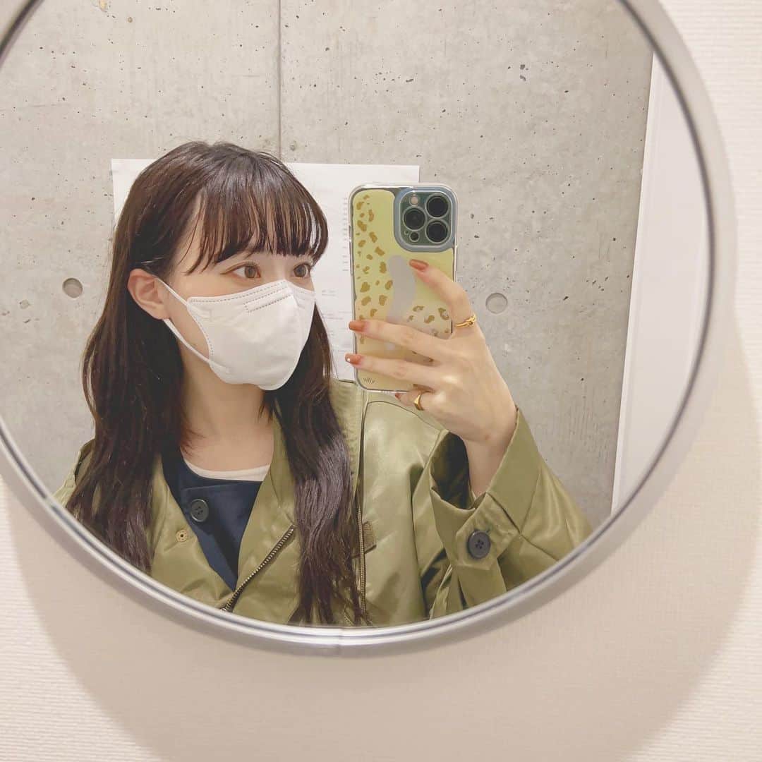 八角瑛子のインスタグラム：「今日はおかあさんとパン屋さん巡りして カフェにいきましたっ🍰  雨だったけど、お洋服も買えちゃった🩶  iPhoneケースとお洋服の色がぴったりな日でした♡  ヴィリエでGETしたiPhoneケースは ナチュラルなニュアンスアートがかわいい💭 15日(土)の19時から25日(火)まで受注しているみたいなので是非っ🥰  @vilieofficial 🌿  #vilie#ヴィリエ#iPhonecase#アイフォンケース#スマホケース#アクリル絵の具#アクリル絵の具アート#ハンドメイド#ニュアンスアート」
