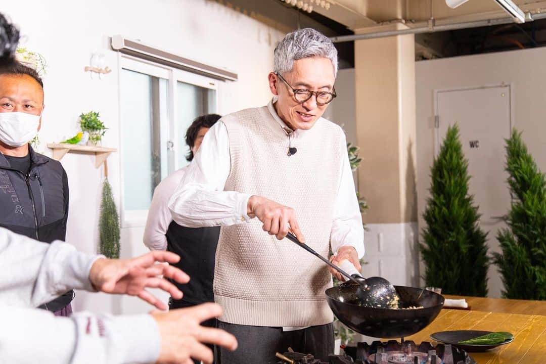 日本テレビ「満天☆青空レストラン」さんのインスタグラム写真 - (日本テレビ「満天☆青空レストラン」Instagram)「⁡ 本日の青空レストランもご覧いただきありがとうございました🤗 ⁡ ⁡ ⁡ 松重さんの餃子作りの手際の良さに驚きでした！！！ ⁡ ⁡ タルタリストの松重さんも喜んでくださった小松菜のロールカツのレシピはこちらになります！ 小松菜を使ったタルタルソースがとても美味しいので、ぜひ作ってみてください😋 ⁡   ⁡ 🥬小松菜のロールカツ　タルタルソース添え🥬 <材料:４人分> ⁡ 【ロールカツ】 小松菜  ４株くらい 豚ロース薄切り  １２枚 プロセスチーズ  約８０ｇ 塩  少々 こしょう  少々 薄力粉  適量 卵  １個 パン粉  適量 揚げ油  適量 ⁡ 【タルタルソース】 小松菜  生１～２枚 ゆで卵  ２個 ピクルス  ２０ｇ マヨネーズ  ８０ｇ 塩  小さじ１/８ こしょう  少々 ⁡ 【付け合わせ】 キャベツの千切りやトマトなど ⁡ ⁡ 【作り方】 1.【タルタルソース】生の小松菜とピクルスはみじん切り、ゆで卵はフォークなどで潰す。すべての材料を混ぜ合わせて完成 ⁡ 2.【ロールカツ・包むのは２回に分けて作る】小松菜は塩茹でして冷水に取り、水気をしっかりと絞る ⁡ 3.ラップを広げ、その上に豚肉の端が少し重なる様にして、横に２枚、縦に３枚を並べる ⁡ 4.茹でた小松菜を広げて、豚肉の上に２～３重に敷く ⁡ 5.プロセスチーズを棒状に切り、手前の方に横一列で並べる ⁡ 6.ラップごと手前からしっかりと巻く。ラップの両端をひねって、形を整える。 （鍋に入らない長さならば、半分に切る） ⁡ 7.ラップをはずして、薄力粉、溶き卵、パン粉の順に衣を付け、１６０℃の油で色よく揚げる ⁡ 8.カツを輪切りにし、お皿に盛り付け、タルタルソースを添えて完成 ⁡ ⁡ ⁡ ⁡ そのほかのレシピは番組HPに載っています🫕 ⁡ ⁡ ⁡ ⁡ 来週もぜひご覧ください🍄 ⁡ ⁡ ⁡ ⁡ ⁡ ⁡ #満天青空レストラン #青空レストラン #青空 #青レス #満天 #宮川大輔 #大ちゃん #うまい　#レシピ #日テレ #日本テレビ #日テレ #日本テレビ #東京都 #江戸川区 #東京都江戸川区 #ロケ #小松菜 #松重豊 #サッポロ #サッポロで乾杯」4月15日 19時25分 - aozora_official