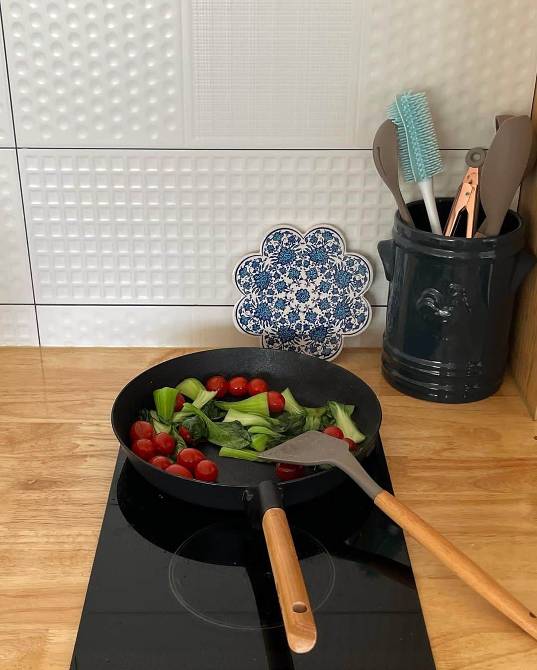 イ・ハウンのインスタグラム：「여전히 평화로운 이곳🍳🌱」