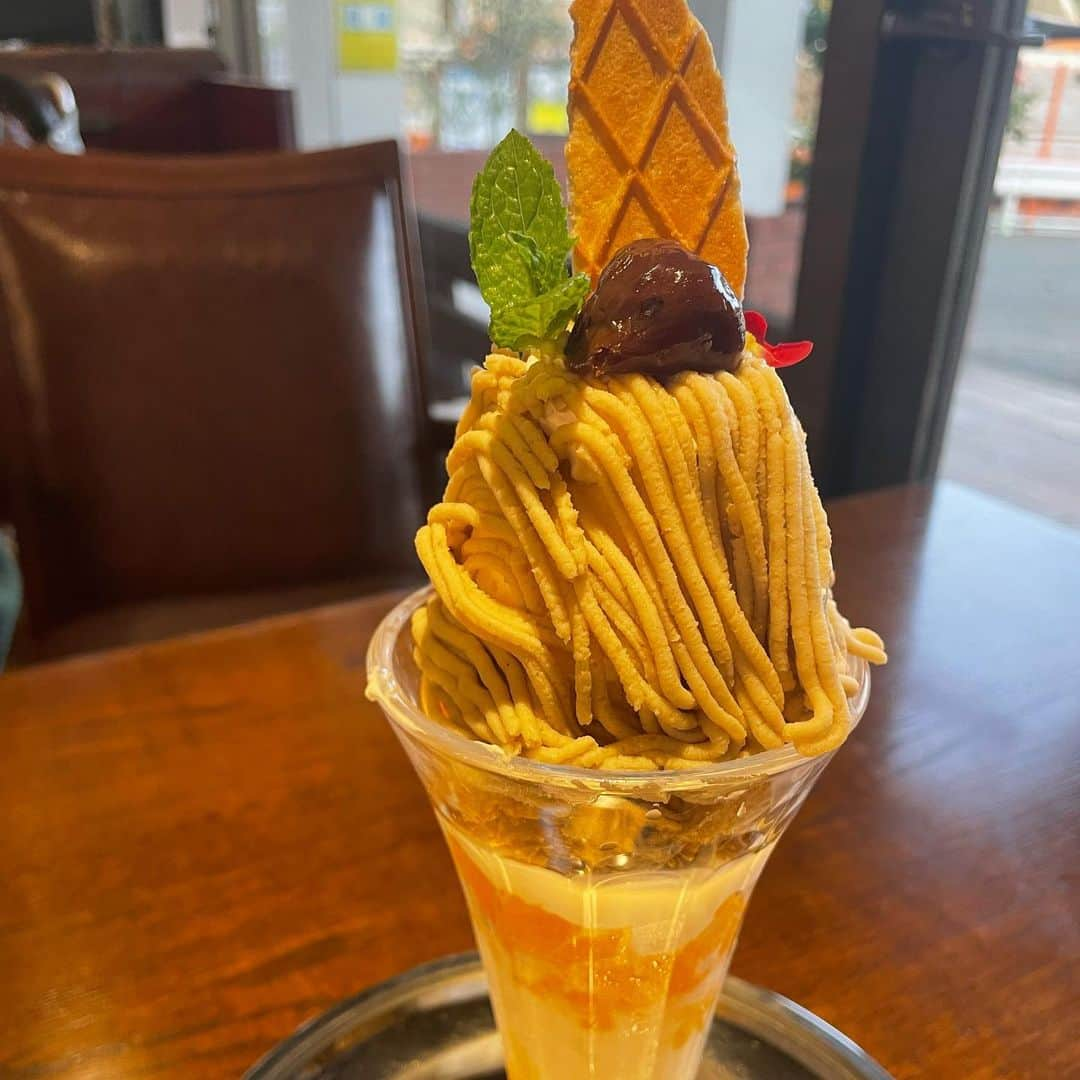 早川優衣さんのインスタグラム写真 - (早川優衣Instagram)「和歌山県 • 湯浅町 📸 相席食堂のロケをした場所です。 ロケの時は緊張して、本当にほぼ記憶を失ってしまって残念だったので、、。 弟と一緒に自分で自分のロケ地巡りしてきました😂🐾 1枚目から、角長さん、花莚さん、かどや食堂さん。  皆さんとても温かく迎えてくださり、お話しすることができて嬉しかったです！😊 ロケ中も、緊張して泣きそうになっている私に 沢山優しい声をかけてくださりました。 放送されなかった場面でも、出会った方皆さんに助けていただきました！  街の歴史を、街の皆さん全員で守っている素敵な街。 そして何より、街の方が優しい☺︎ 最後には皆さんから、沢山お土産も頂いちゃいました🍓  今回はあんまり時間がなかったけど、また友達とのんびり和歌山旅行したいな〜☀️ : #和歌山 #和歌山観光 #湯浅町 #角長 #花莚 #かどや食堂」4月15日 19時30分 - yui_hayakawa