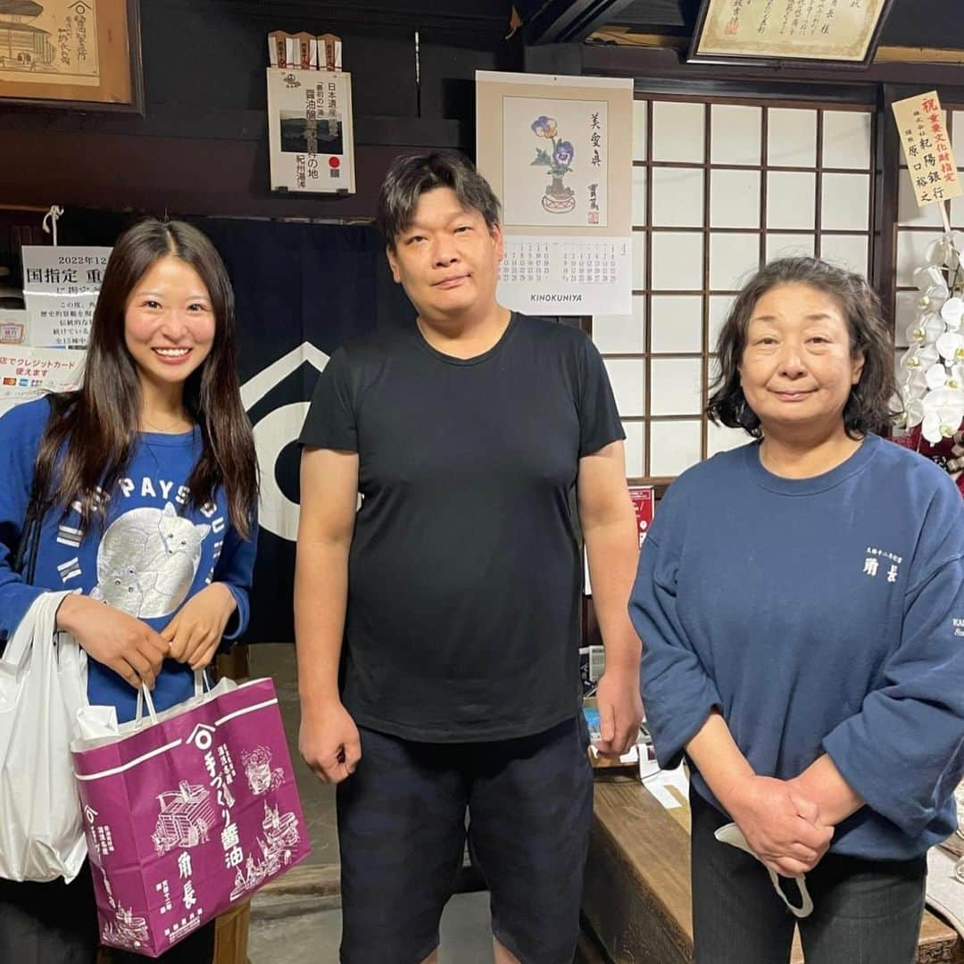 早川優衣さんのインスタグラム写真 - (早川優衣Instagram)「和歌山県 • 湯浅町 📸 相席食堂のロケをした場所です。 ロケの時は緊張して、本当にほぼ記憶を失ってしまって残念だったので、、。 弟と一緒に自分で自分のロケ地巡りしてきました😂🐾 1枚目から、角長さん、花莚さん、かどや食堂さん。  皆さんとても温かく迎えてくださり、お話しすることができて嬉しかったです！😊 ロケ中も、緊張して泣きそうになっている私に 沢山優しい声をかけてくださりました。 放送されなかった場面でも、出会った方皆さんに助けていただきました！  街の歴史を、街の皆さん全員で守っている素敵な街。 そして何より、街の方が優しい☺︎ 最後には皆さんから、沢山お土産も頂いちゃいました🍓  今回はあんまり時間がなかったけど、また友達とのんびり和歌山旅行したいな〜☀️ : #和歌山 #和歌山観光 #湯浅町 #角長 #花莚 #かどや食堂」4月15日 19時30分 - yui_hayakawa