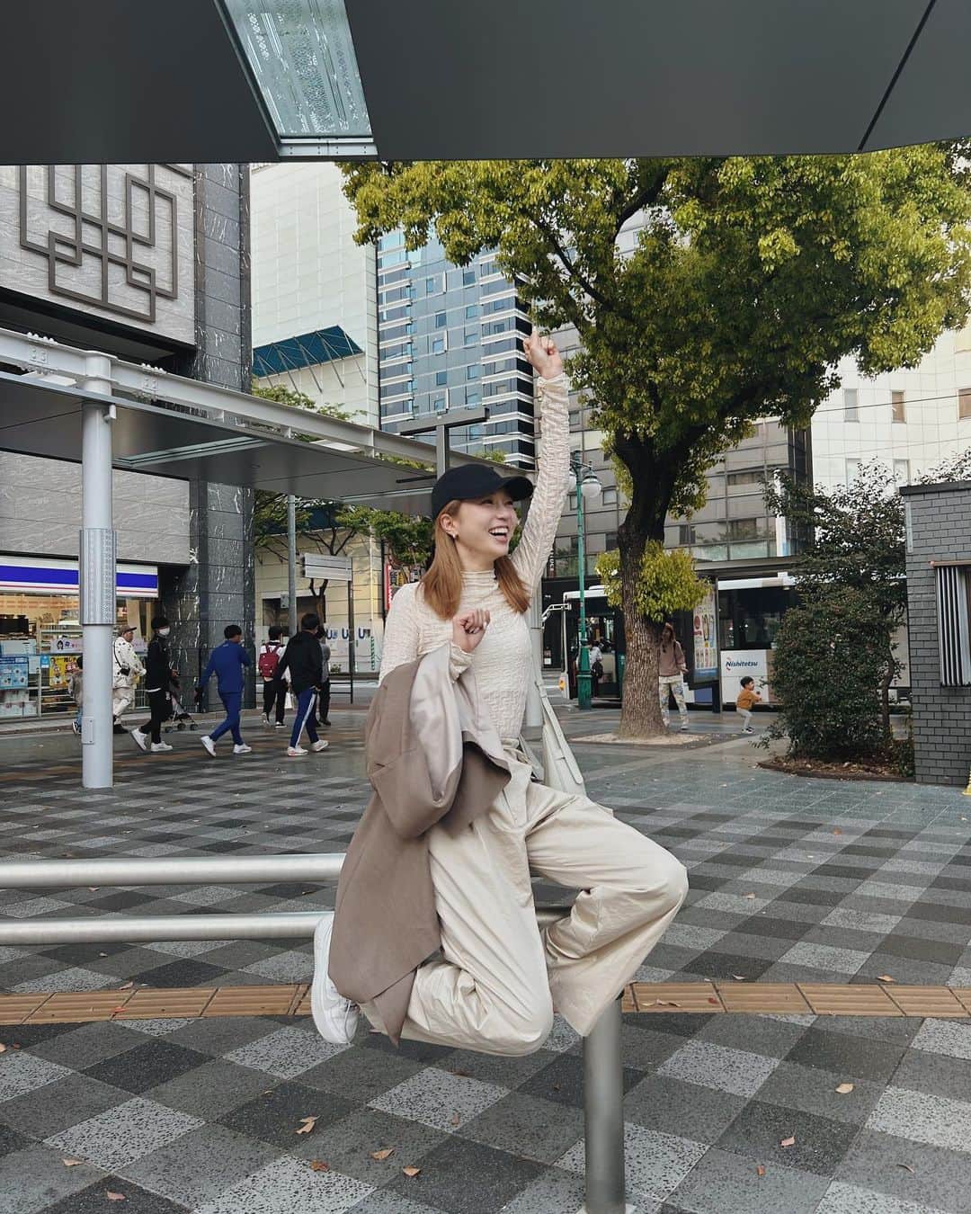 美舞さんのインスタグラム写真 - (美舞Instagram)「. . ちょっぴりスポーティーな感じは 新鮮でソワソワしますがどうですか🙋‍♀️🙋‍♀️ @zara の売れ残りゾーンは 高身長のクローゼットにピッタリゾーン。 丈長くて、着心地良くて合わせやすくて満足。 . #高身長女子 #高身長コーデ #高身長 #私服　#fukuoka」4月15日 19時31分 - mibuki__.39