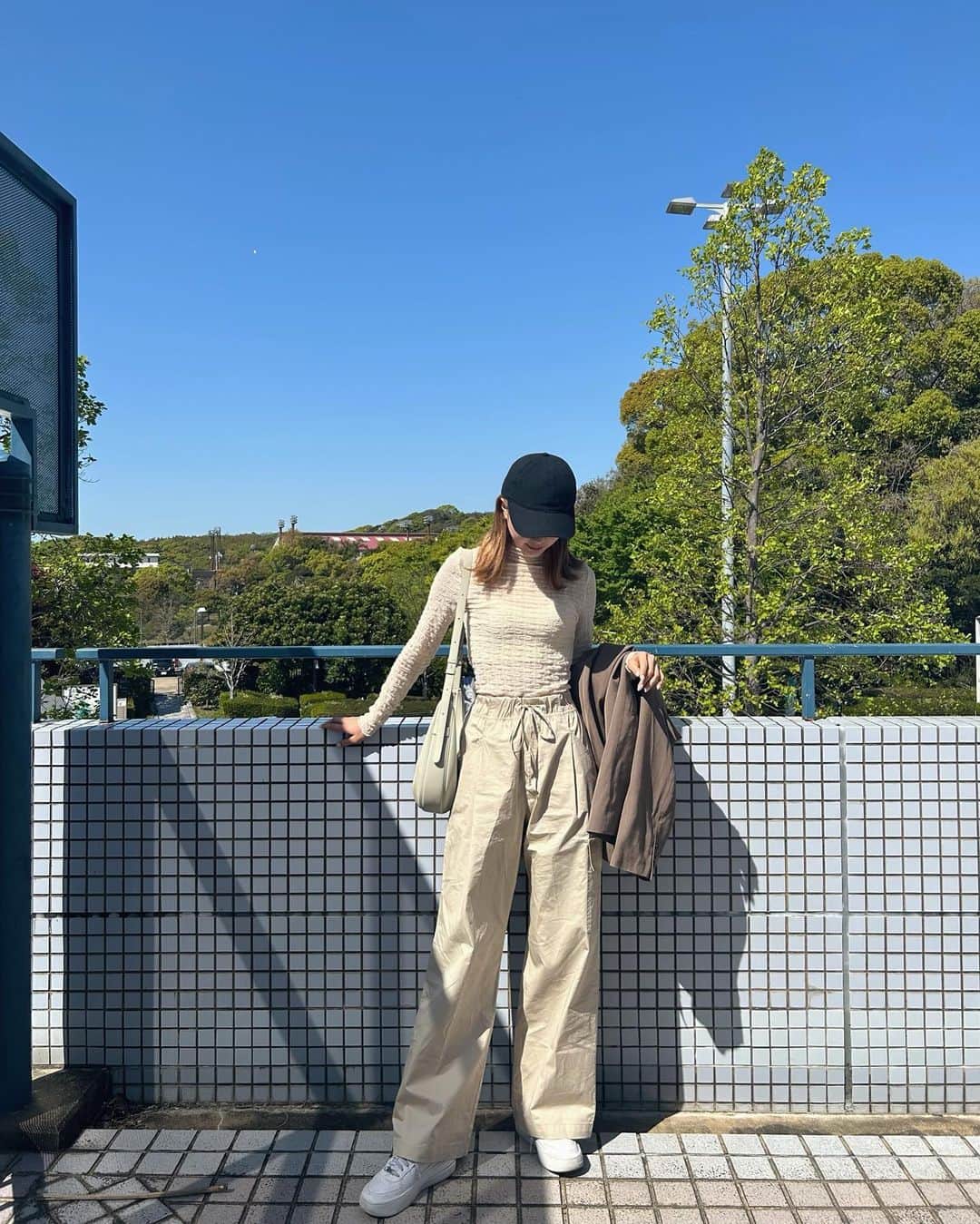 美舞のインスタグラム：「. . ちょっぴりスポーティーな感じは 新鮮でソワソワしますがどうですか🙋‍♀️🙋‍♀️ @zara の売れ残りゾーンは 高身長のクローゼットにピッタリゾーン。 丈長くて、着心地良くて合わせやすくて満足。 . #高身長女子 #高身長コーデ #高身長 #私服　#fukuoka」