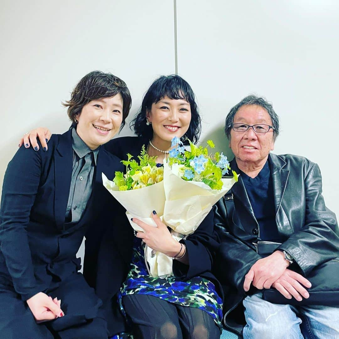 板谷由夏 さんのインスタグラム写真 - (板谷由夏 Instagram)「2022年度　全国映連賞にて 女優賞を頂きました。 映画を本当に愛する方々から選んで頂けたということ。 励みになります。 サプライズで伴明監督と脚本の梶原さんが お花を持って来てくれた。 泣いちゃうよね。」4月15日 19時33分 - yukaitaya