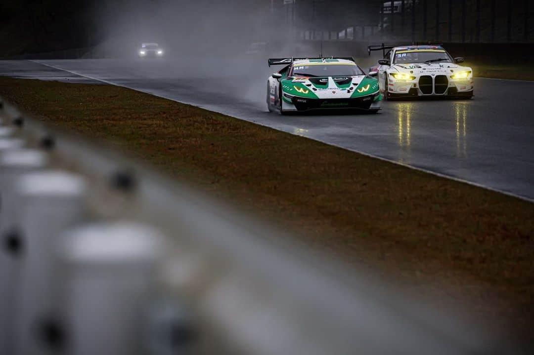 のインスタグラム：「2023 Super GT Rd.1 Okayama QF P24  2023年シーズンが始まりました。 開幕の岡山は雨。 非常に難しいコンディションの中予選が行われました。 Q1がスタートする14時にはコースコンディションは豪雨。 我々の1番苦手なコンディションになってしまい、アタックする前に赤旗中断。まさかのセッション終了になってしまい、グループ12位で明日は24番スタートとなりました。 明日も難しい天候の中でのレースになりそうです。 レースは最後まで分かりません。 諦めずに頑張ります。 #jloc #lamborghini #lamborghinihuracangt3  #supergt」