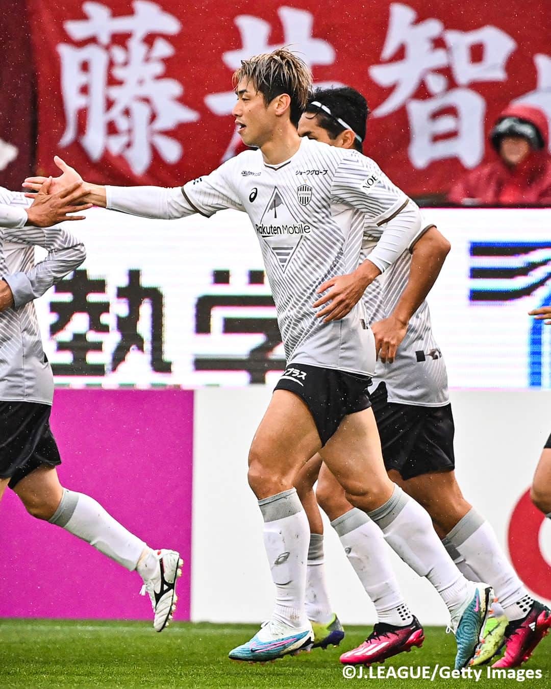 Goal Japanさんのインスタグラム写真 - (Goal JapanInstagram)「🔝 #ヴィッセル神戸 が敵地で鹿島に大勝！🔥 #大迫勇也、#武藤嘉紀 がそれぞれ2ゴールを挙げるなど、5-1で鹿島を圧倒しJ1リーグの首位をキープ！(Photo: J.LEAGUE / Getty Images)  #soccer #football #meijiyasudaseimeijleague #jleague #visselkobe #vissel #サッカー #フットボール #明治安田生命Jリーグ #Jリーグ #⚽」4月15日 19時35分 - goaljapan