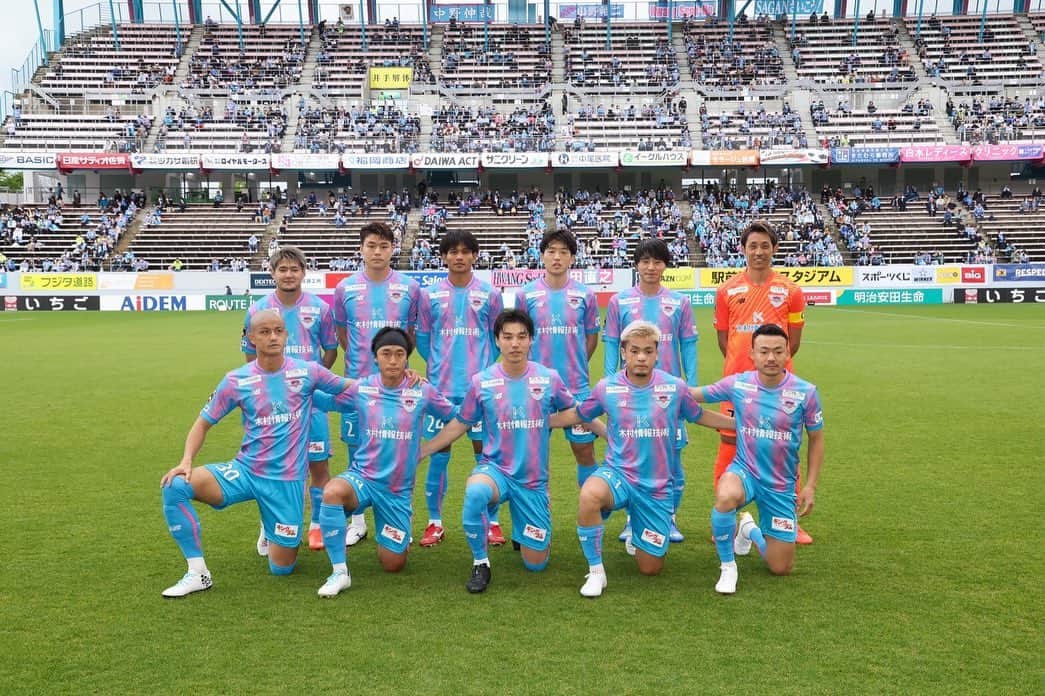 河田篤秀のインスタグラム：「. vs柏レイソル　1-1  鳥栖での初スタメン  あれだけの迫力あるチャントありがとうございました！ しっかり届いてました。 結果で応えられず申し訳ないです。  自分の良さをもっと出して ダメなところをチームの基準に近づける努力をします  #jleague #jリーグ  #サガン鳥栖 #河田篤秀  #現状維持は即衰退　 #アンダーアーマー」