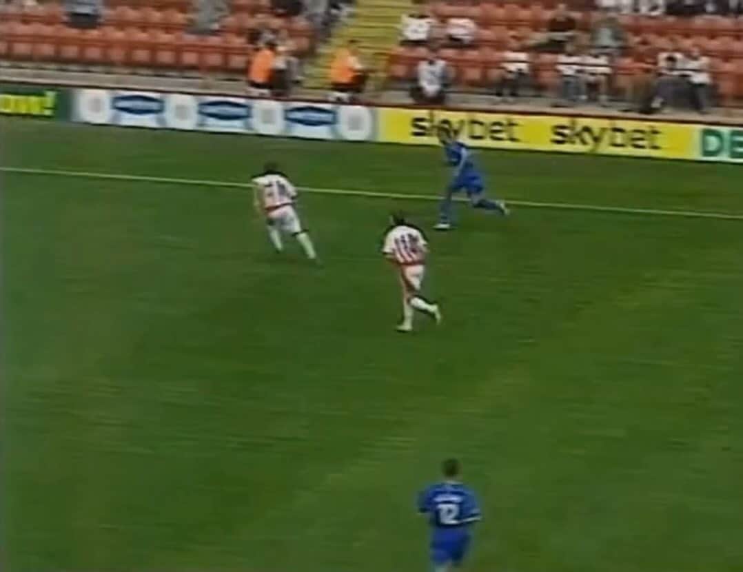 ロバート・アーンショウのインスタグラム：「2003 Sheff UtD v Cardiff City   #football #futbol #goals #celebration」