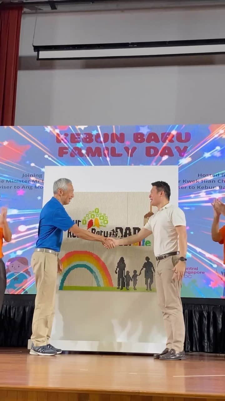 リー・シェンロンのインスタグラム：「Had a wonderful time at the Kebun Baru Family Day celebrations this morning! Glad to see so many young families and children soaking up the fun and enjoying the community spirit.   The launch of the Kebun Baru Dads for Life network was especially heartwarming, as fathers play a crucial role in nurturing and building up strong families and resilient communities. Families are the bedrock of our society, and we must do all that we can to support and help them flourish.  Thank you for the warm hospitality, Kebun Baru! – LHL  (PMO Video by Ronice Li)」