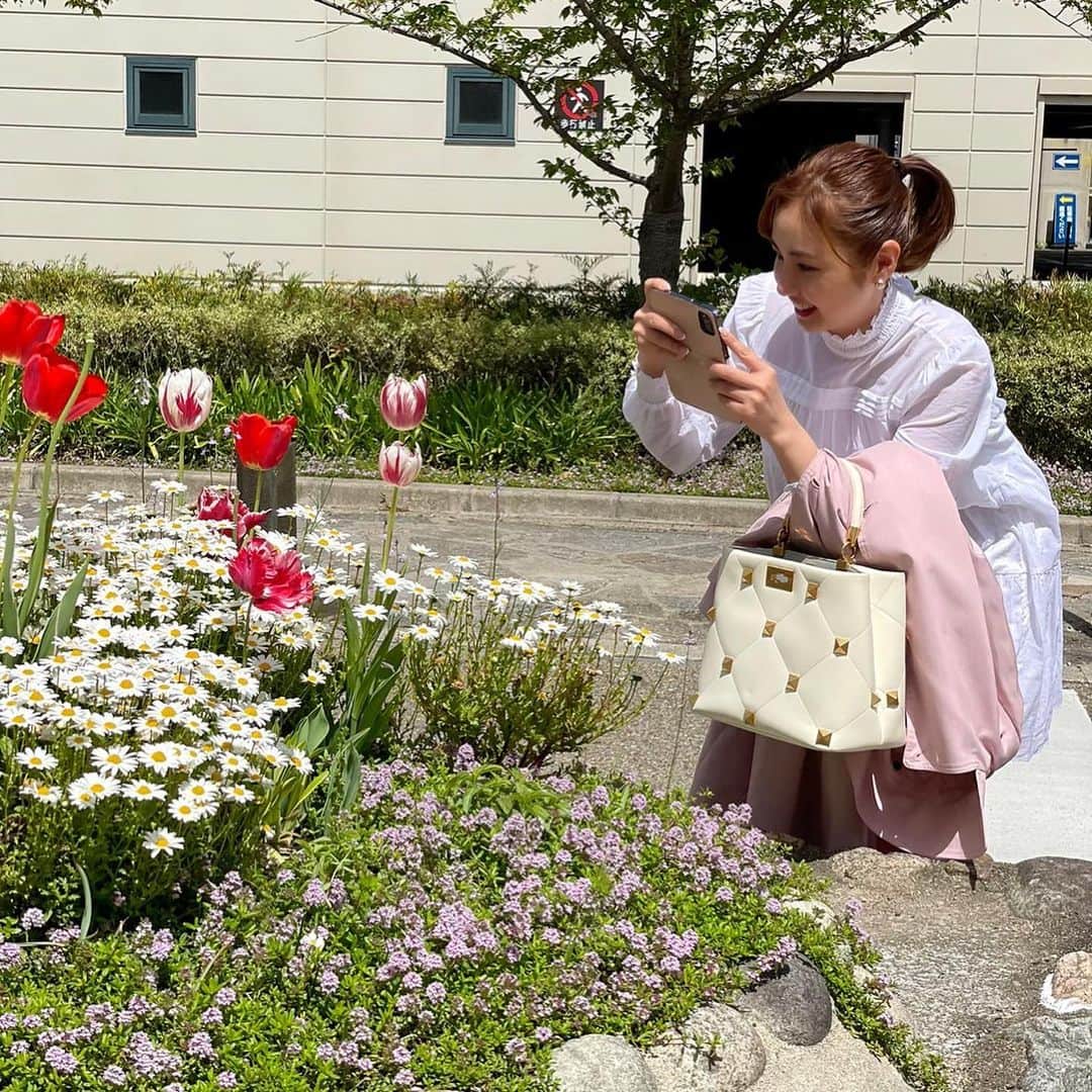 摩耶裕のインスタグラム：「. . 花の道の桜はもう葉桜になっていましたが、 それもそれで涼しげで爽やか🌸🌿  色んな花々が美しくて可愛くて春って良いなぁ〜と ルンルンしました🌷笑  宙組さん…切実にあと1回は見たい気持ちになっている…😂笑 フィナーレの男役群舞だけでもあと10回見たいかも… うむむ🤔💭  #花の道 #春日和」