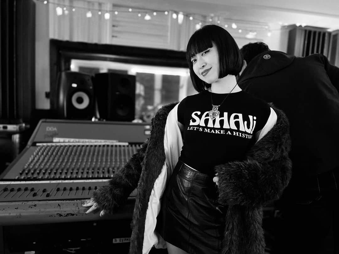 のインスタグラム：「I must support SAHAJi. That's my mission. LET'S MAKE A HISTORY!  @sahajiofficial   イギリスへ来た目的はレコーディングをするためでした！ 私の…ではなく、SAHAJiの作品です！ 前回のイギリス旅で奇跡的な出会いを果たし、約束した事がこんなにもすぐ形になるなんて。  歴史的なレコーディングに立ち会ってると思うと嬉しくてたまりません。  2日目の今日も楽しみです🔥  #sahaji #brothersband #recording  #uk #wales」