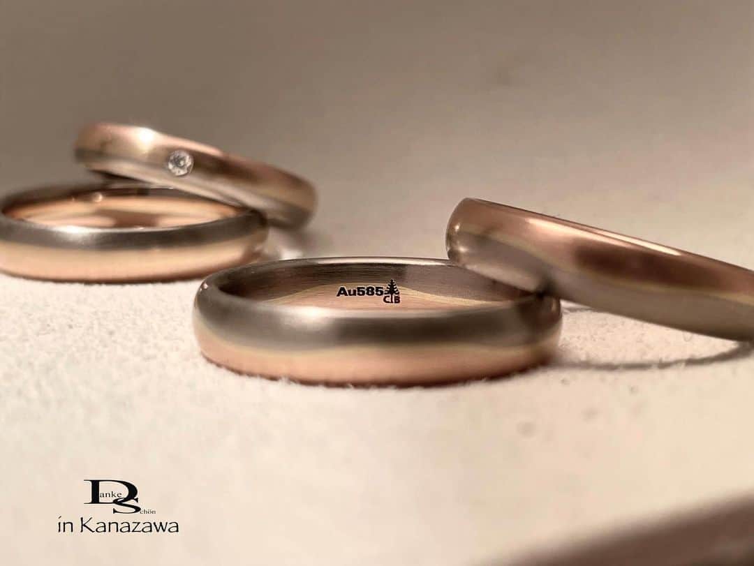 Danke schön ダンケ 金沢 結婚指輪 鍛造さんのインスタグラム写真 - (Danke schön ダンケ 金沢 結婚指輪 鍛造Instagram)「・ ・ ハイ🙌🏻 連続投稿 ・ ・ 指輪の表ばかりでなく 内側も見てくださいね！ ・ ・  3色3層の地金は 圧着による接合モデル ・ ・ 真ん中の地金 イエローゴールド585かなり 極細地金を接合してます。 ・ ・ しかもワザとらしくない い〜ぃ感じに波打ってます。 ・ ・ 『鍛造削り出し』でもこんな感じの 穏やか〜なモデルもありますよ🤭 ・ ・ ・ ・ ・ 鍛造削り出し 🇩🇪クリスチャンバウアー 専門店 ・ ・ ワンランク上をいくノウハウの クリスチャンバウアーの選び方なら 『Danke schön 』 ・ ・ ・ —— 𝐃𝐚𝐧𝐤𝐞——— ▪︎ Instagramプロフィール 🔜 @danke2005  —————————————————————𝐒𝐜𝐡⍥𝐧——— ・ ・ #クリスチャンバウアー金沢 #鍛造指輪 #鍛造リング #結婚指輪 #結婚指輪オーダー #切削加工 #結婚指輪探し #結婚指輪選び #指輪探し #指輪選び #マリッジリング #結婚指輪金沢 #金沢結婚指輪 #セカンドリング #結婚指輪買い替え #地金屋鍛造 #ブライダルリング #結婚記念日 #ベビーリング #ドイツリング #自分へのご褒美   ------------------------------------------✈︎ ---------  鍛造削り出し 🇩🇪クリスチャンバウアー 専門店 『𝐃𝐚𝐧𝐤𝐞 𝐬𝐜𝐡⍥𝐧』 ・ • 営業時間 am11:00〜pm9:00 • 定休日 : 木曜日 • 駐車場 : 店舗前OK • ご予約 : 優先 ・ ・ ——𝐃𝐚𝐧𝐤𝐞——————————————— ▪︎トップページ 🔜 @danke2005 ———————————————————-𝐒𝐜𝐡⍥𝐧—————」4月15日 19時43分 - danke2005