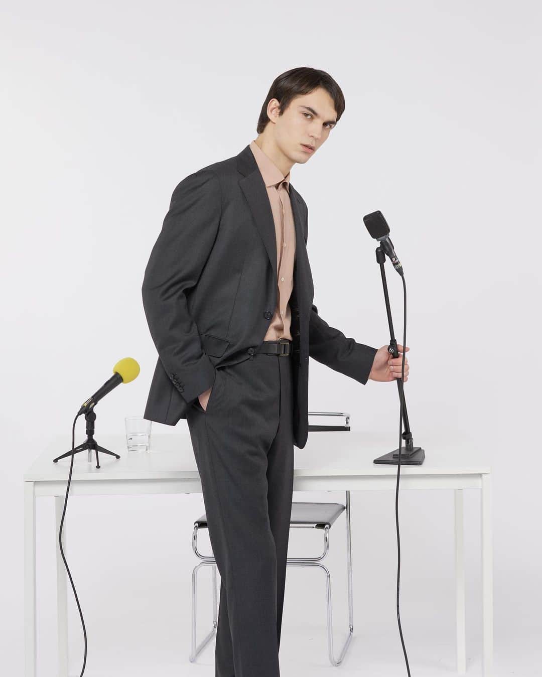 ラファエルカルーゾのインスタグラム：「We believe an elegant suit is best celebrated with a playful shirt.  Aida suit in charcoal gray + dusty pink Slim Cotton Shirt, now available at Carusomenswear.com.  Link in bio.  #carusomenswear #ss23 #playfulelegance」