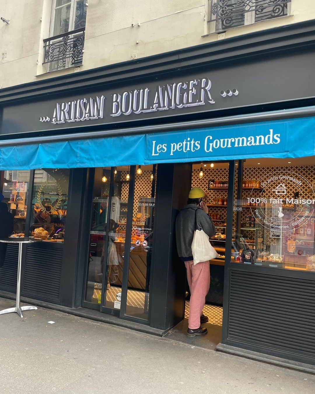 Nayuhaさんのインスタグラム写真 - (NayuhaInstagram)「パリでのひとコマ♡ スイーツ爆食べの日々でした😌  パン屋さんのレベルが高くて、 その辺のパン屋さんがパティスリーって感じ､､､♡  いろんな味のマカロンに、 さっくさくのクロワッサン､､､ また食べたいなぁ〜🥐」4月15日 19時47分 - nayu__gram