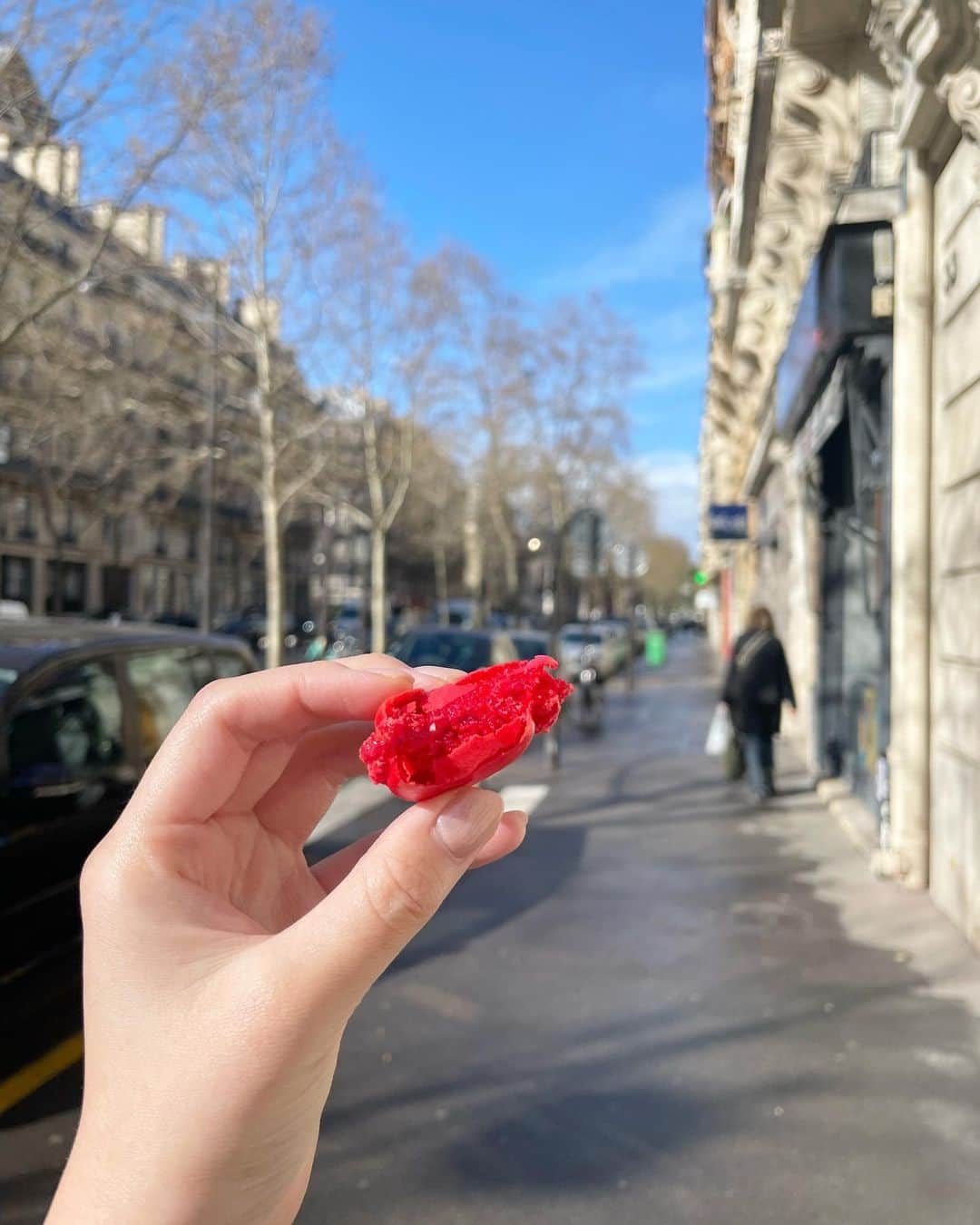 Nayuhaのインスタグラム：「パリでのひとコマ♡ スイーツ爆食べの日々でした😌  パン屋さんのレベルが高くて、 その辺のパン屋さんがパティスリーって感じ､､､♡  いろんな味のマカロンに、 さっくさくのクロワッサン､､､ また食べたいなぁ〜🥐」